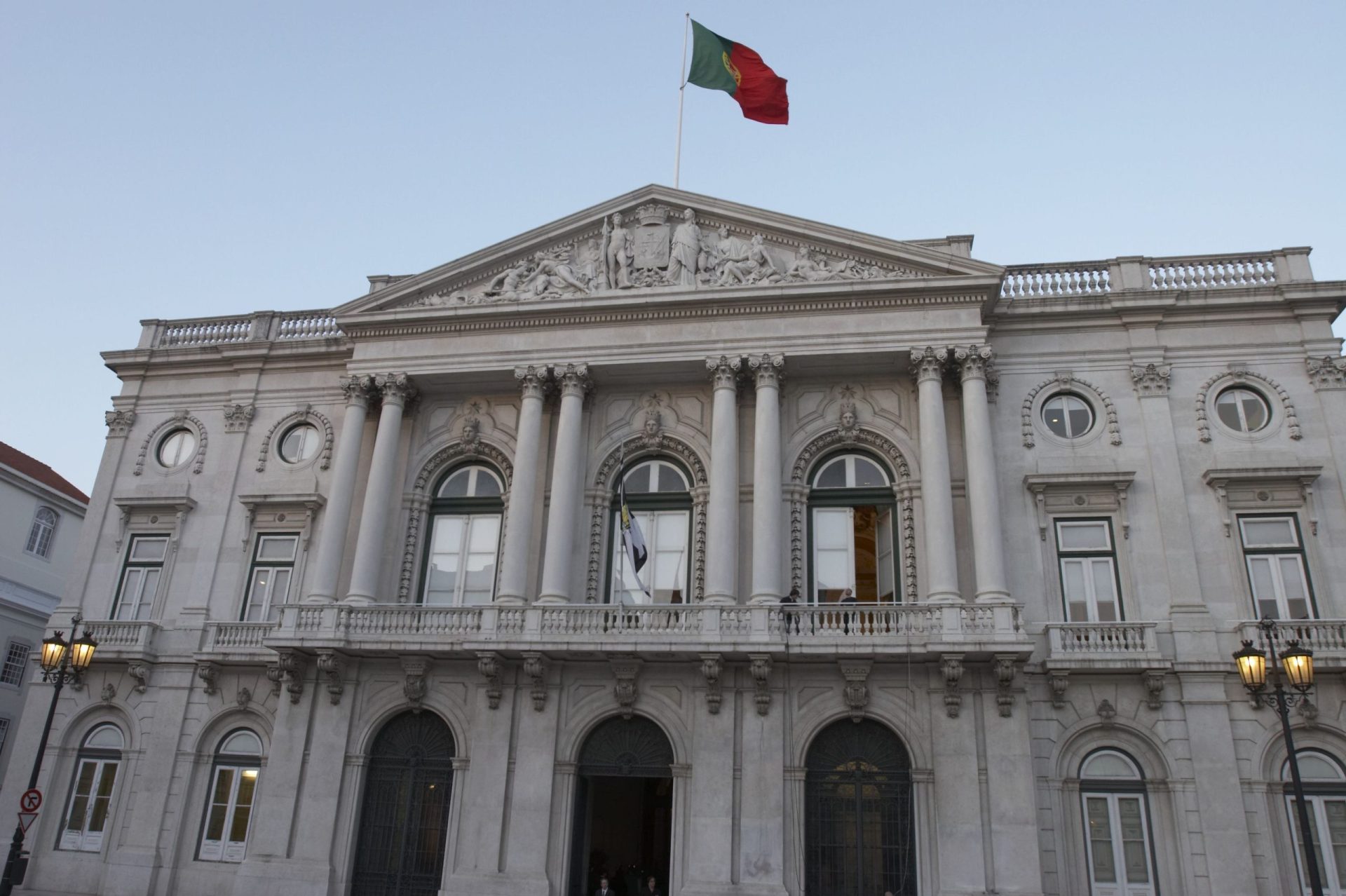 Sabe qual foi o partido que mais faltou às reuniões da Assembleia Municipal de Lisboa em 2014?