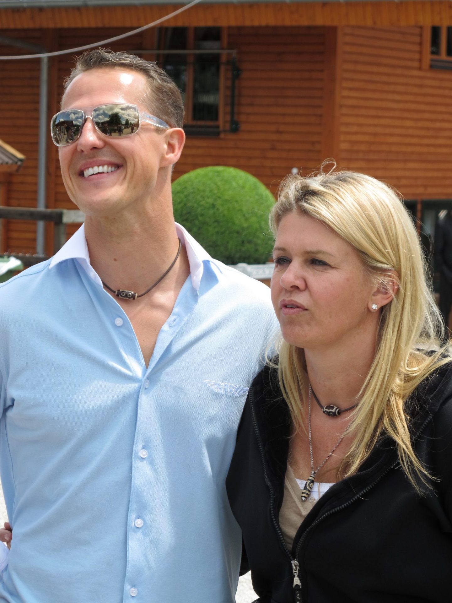 Schumacher chora quando ouve a voz da mulher e dos filhos
