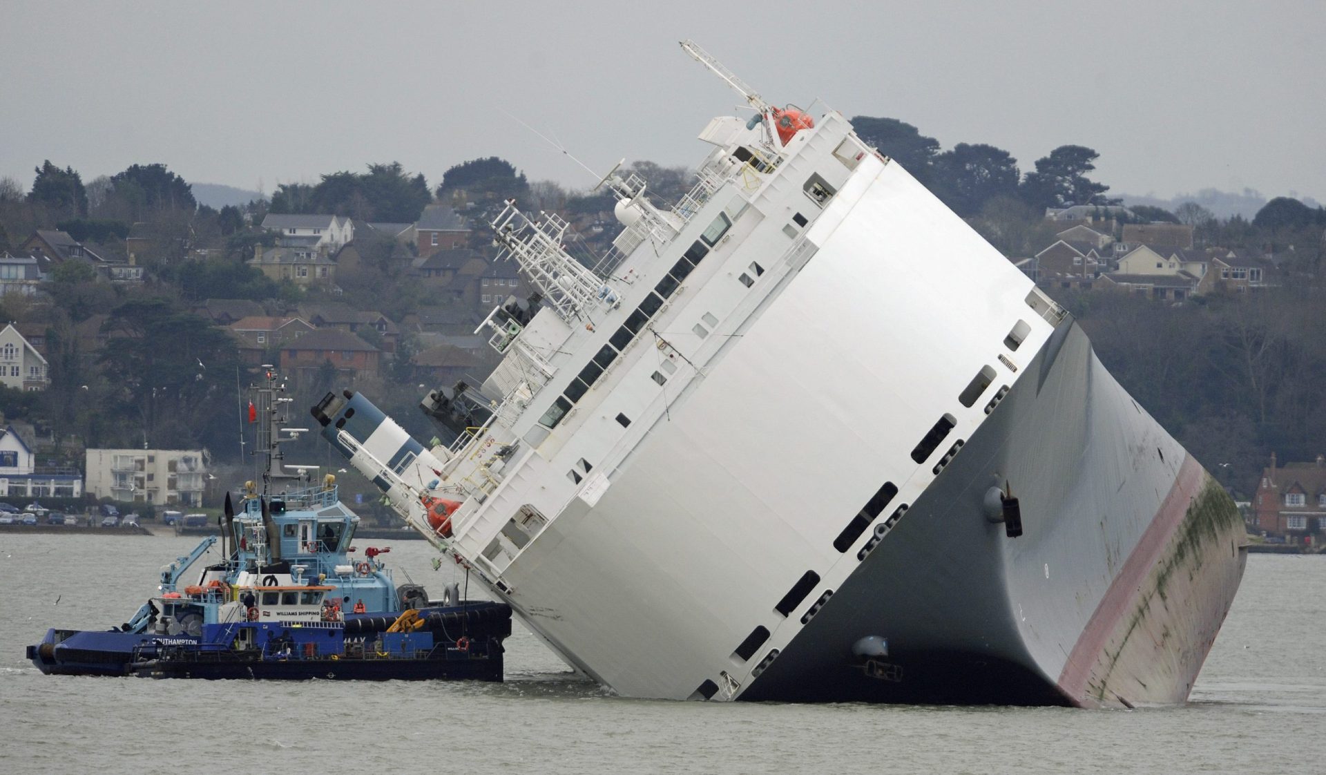 Barco tomba com 1400 carros de luxo