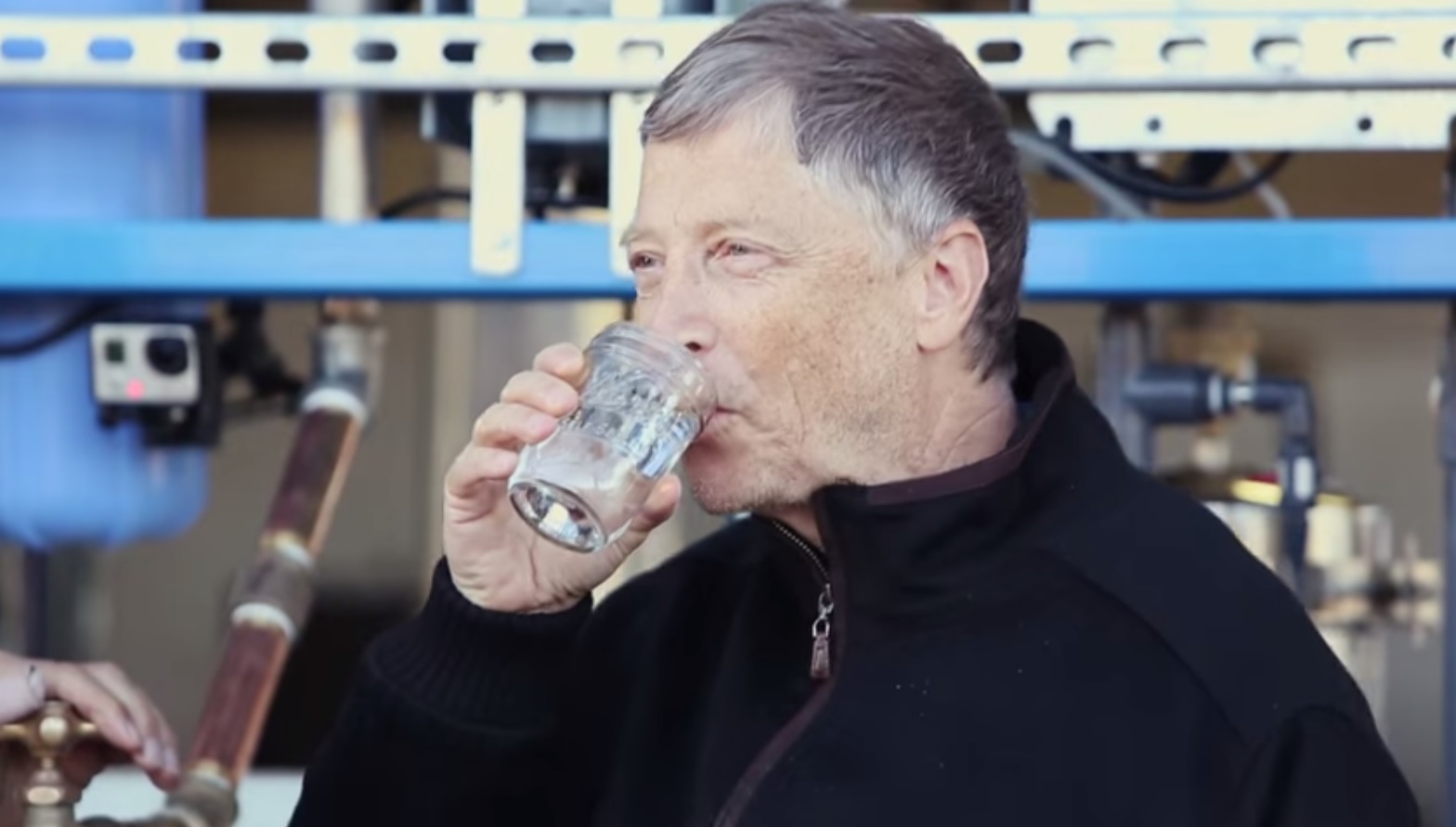 Bill Gates bebe água feita a partir de fezes humanas [vídeo]