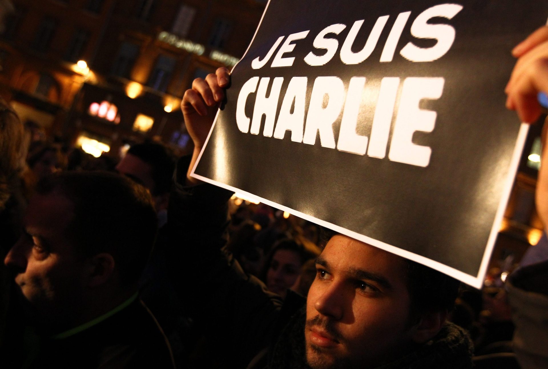 ‘O Charlie não morreu!’, dizem os manifestantes