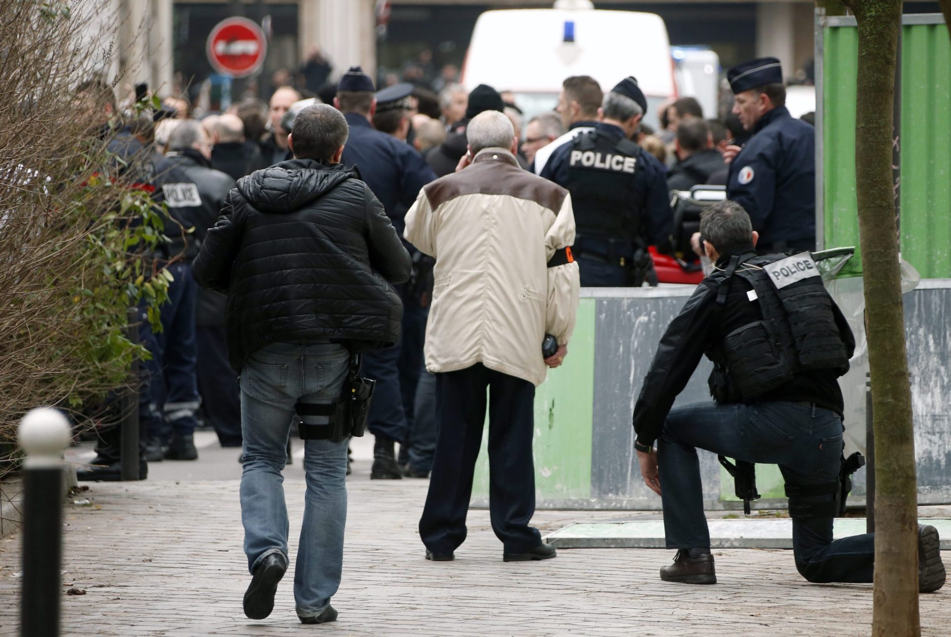 Charlie Hebdo: Um dos suspeitos rende-se à polícia