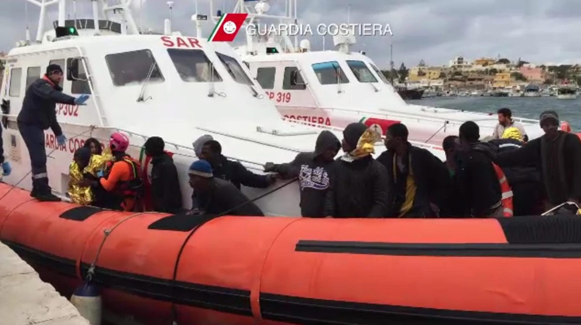 Naufrágios no Mediterrâneo causam 300 mortos