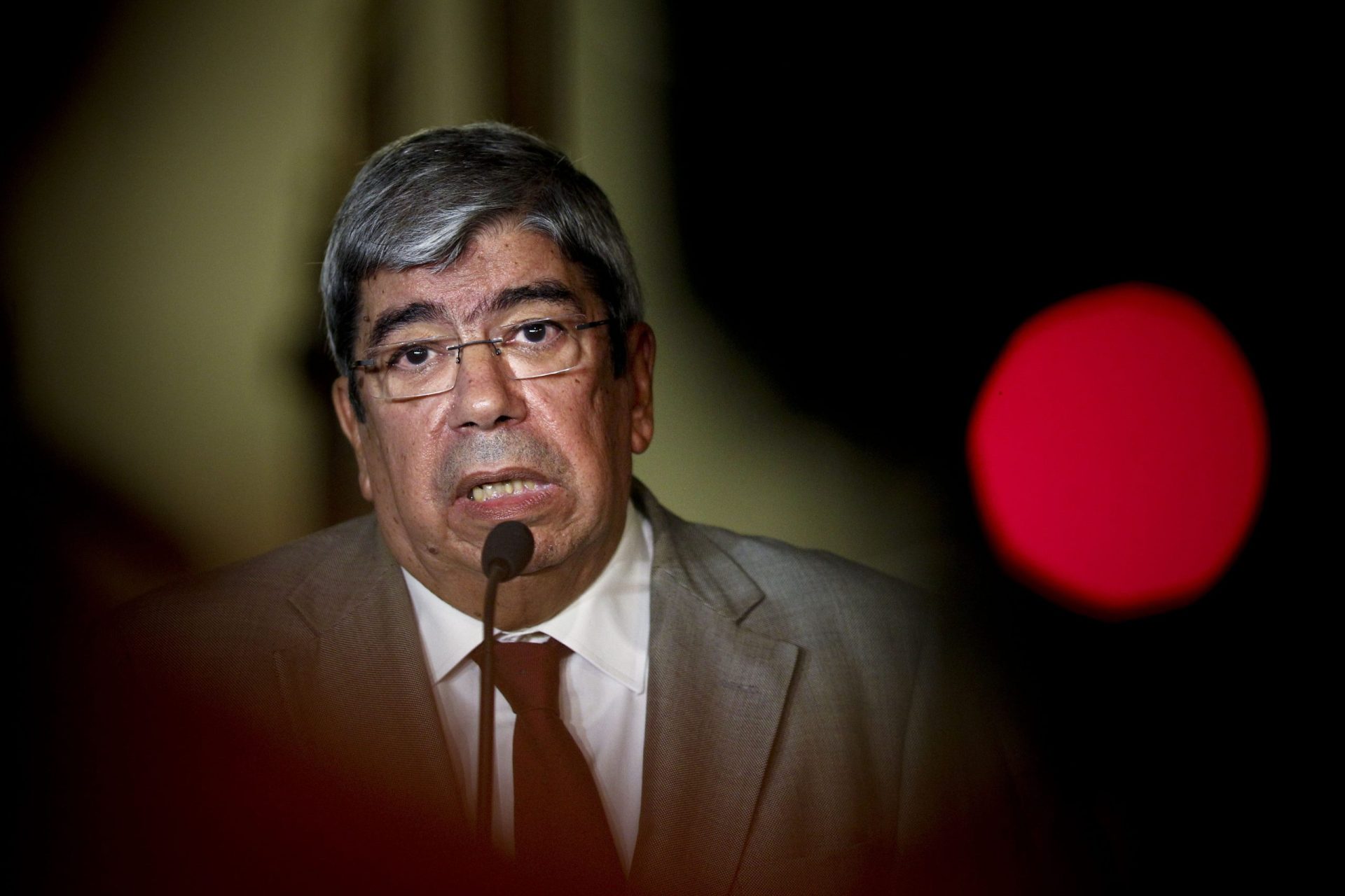 Ferro Rodrigues vê Passos ‘equivocado’ e menos construtivo que Merkel