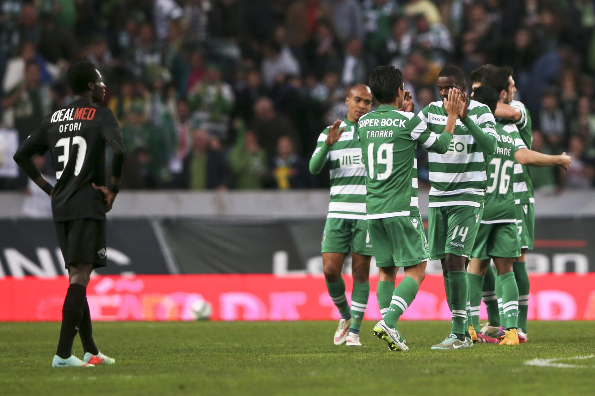 Sporting vence Arouca por 3-1