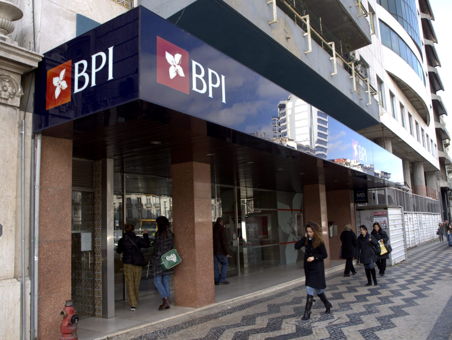 Espanhóis do Caixabank oferecem mais de mil milhões de euros pelo BPI