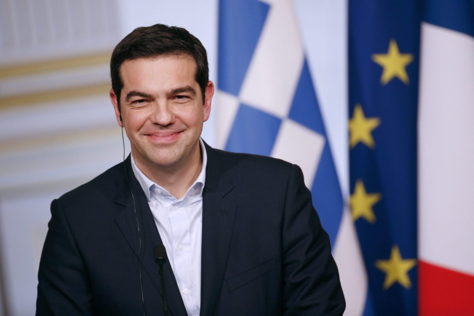 Tsipras diz que Grécia vira costas à austeridade mas não às dificuldades