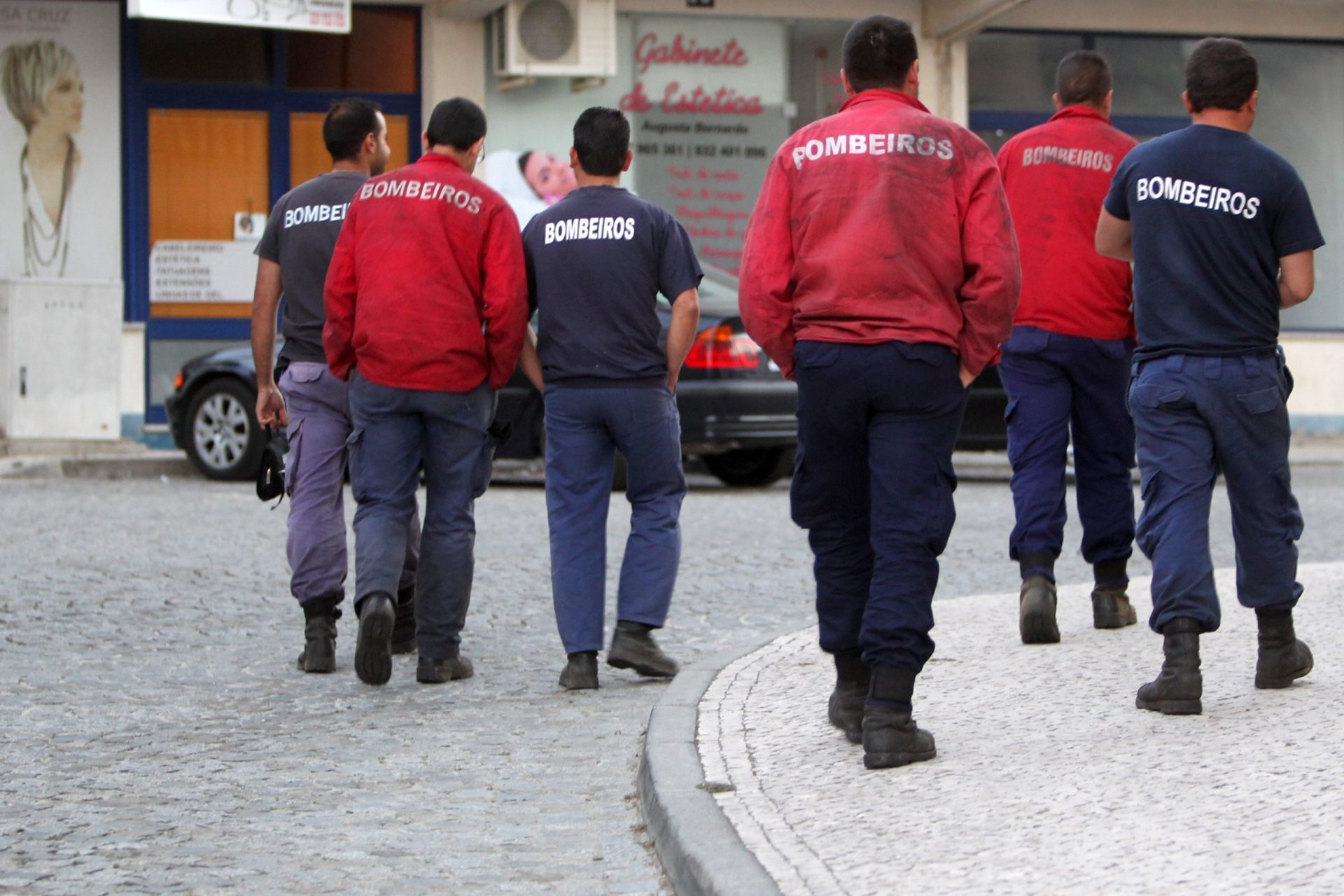 Mais de 700 bombeiros profissionais manifestam-se em Lisboa