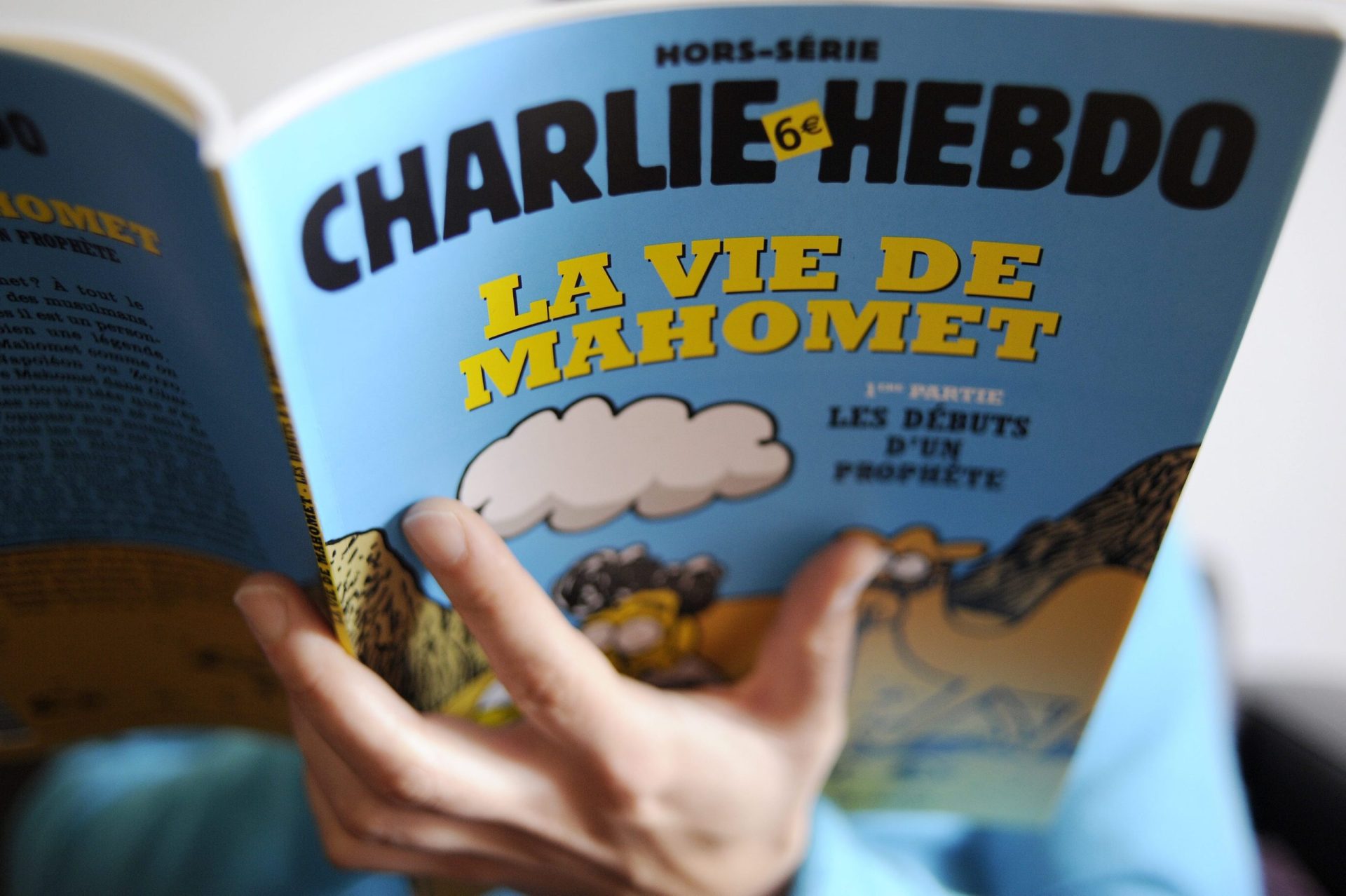 Charlie Hebdo regressou aos quiosques de Paris