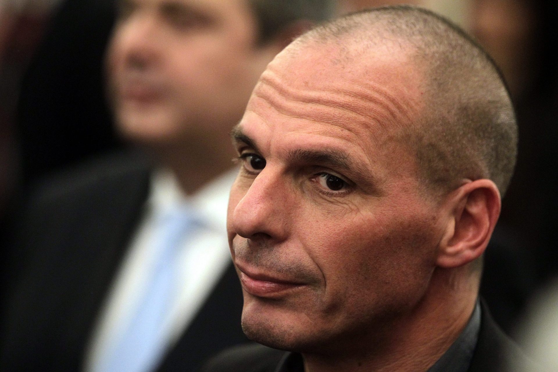 Grécia: Varoufakis garante manutenção de funcionários públicos e de salários