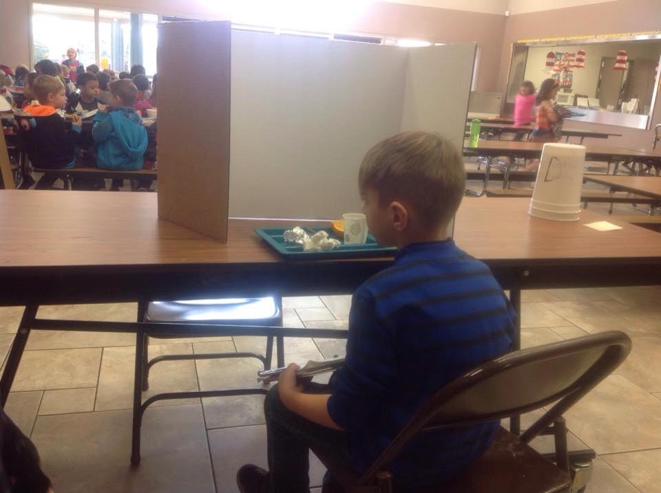 Menino humilhado no refeitório da escola por ter chegado atrasado