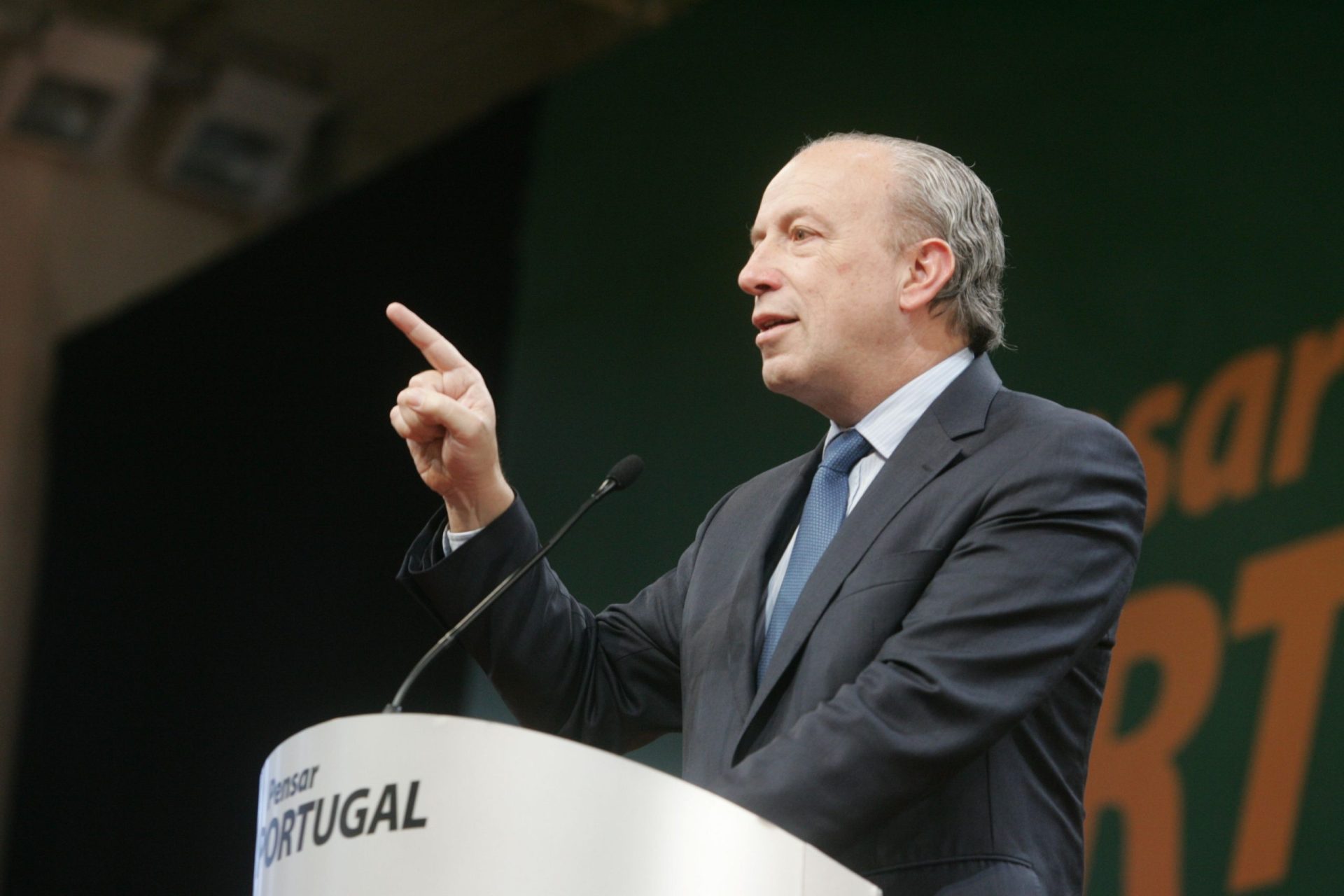 Santana Lopes adia candidatura a Belém