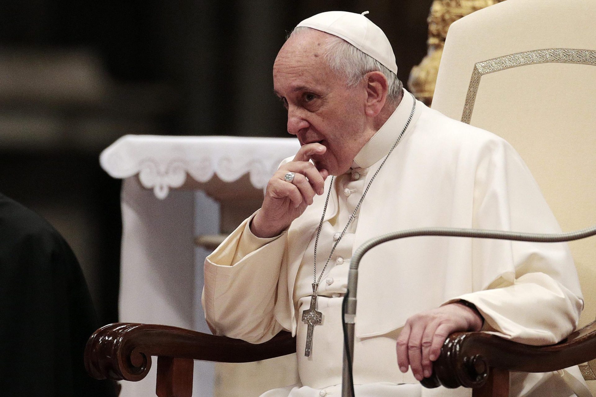 Petição pede ao Papa que recue na aceitação de recasados e gays