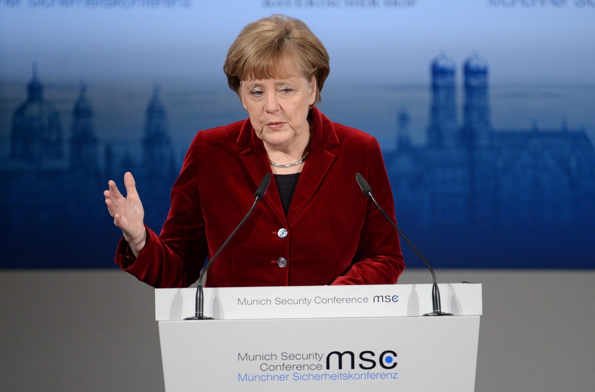 Merkel pouco optimista quanto às negociações de paz para a Ucrânia