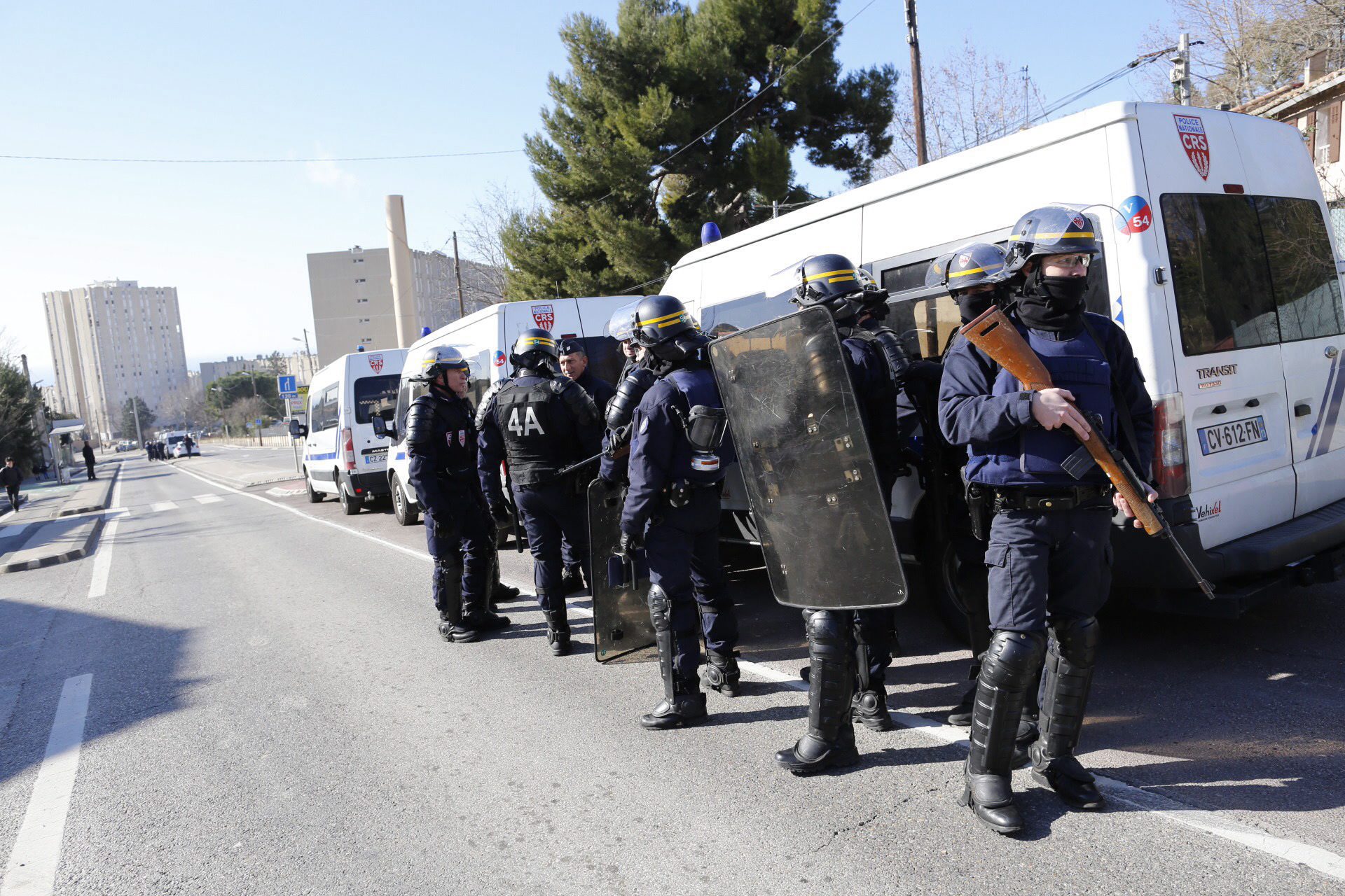 França: Homens armados com kalashnikov disparam sobre polícia em Marselha