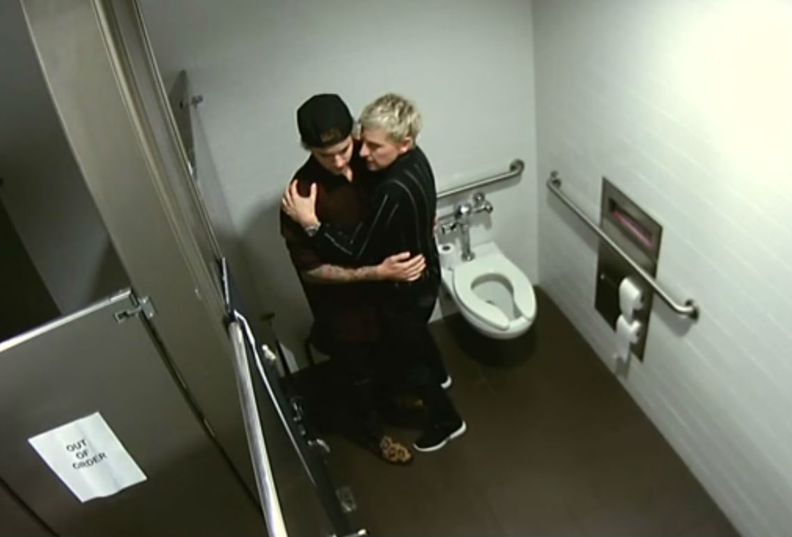 Justin Bieber e Ellen DeGeneres pregam partida em casa-de-banho [vídeo]