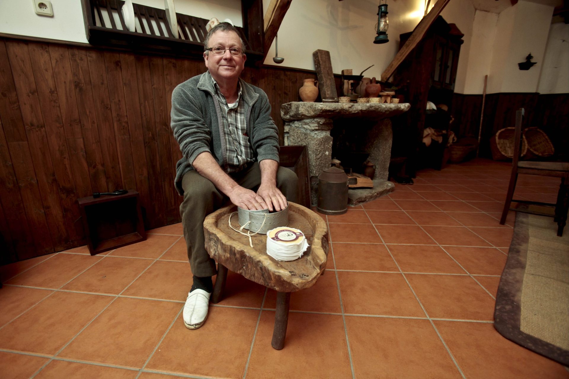 Pastor de Gouveia é um dos últimos homens a fazer queijo da Serra da Estrela