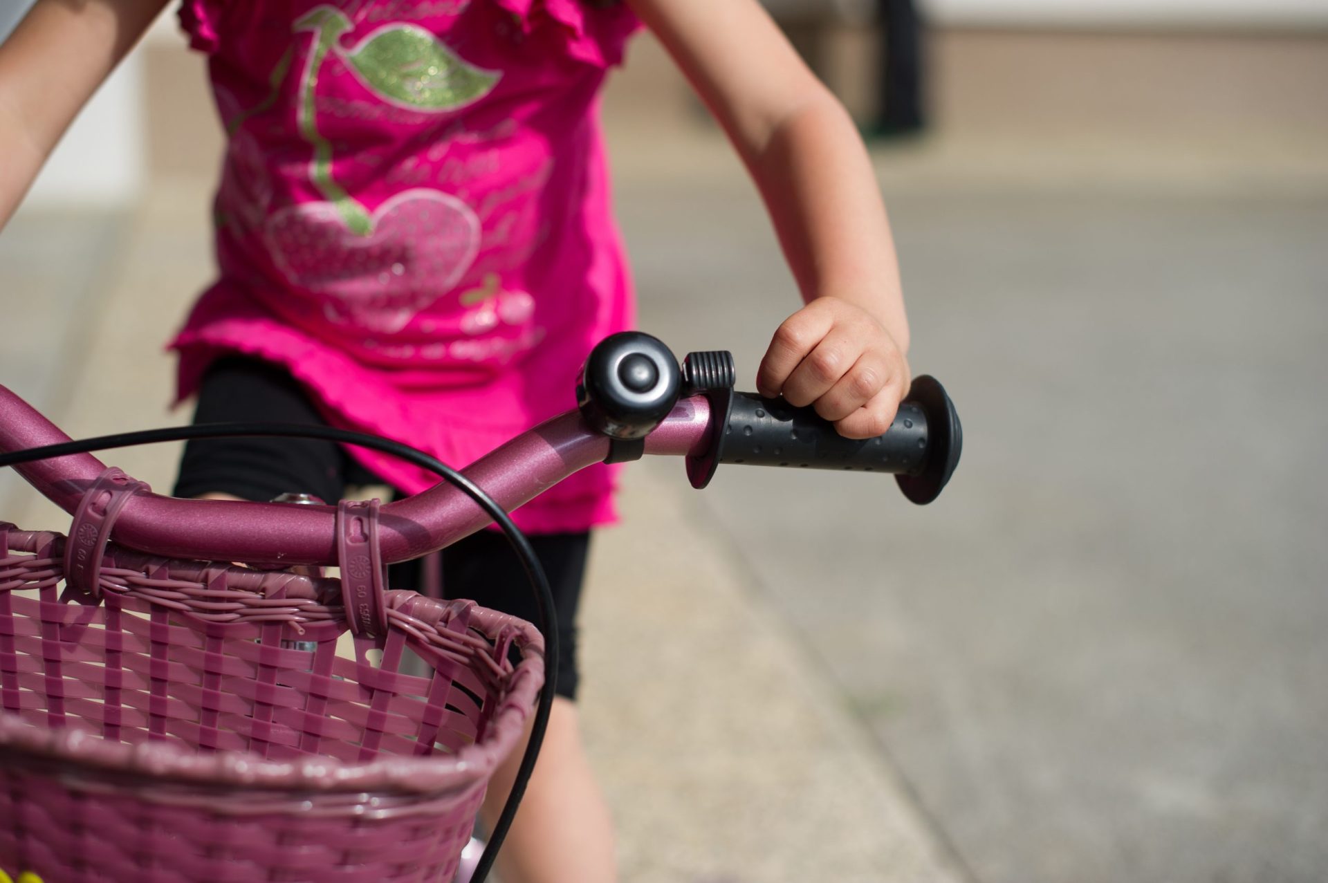 Polícia ameaça apreender bicicleta de menina de 4 anos