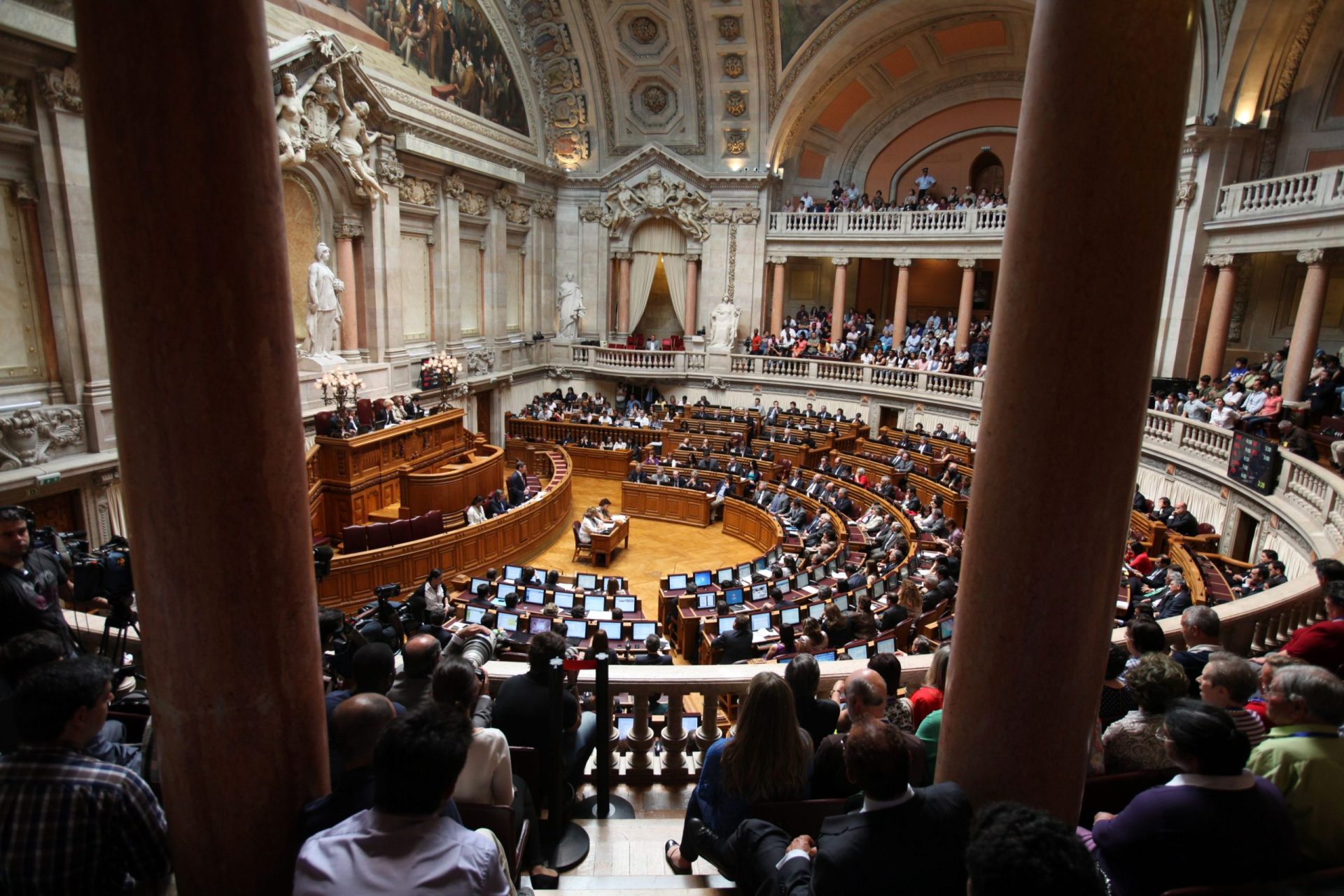 Precários Inflexíveis calam Passos no Parlamento