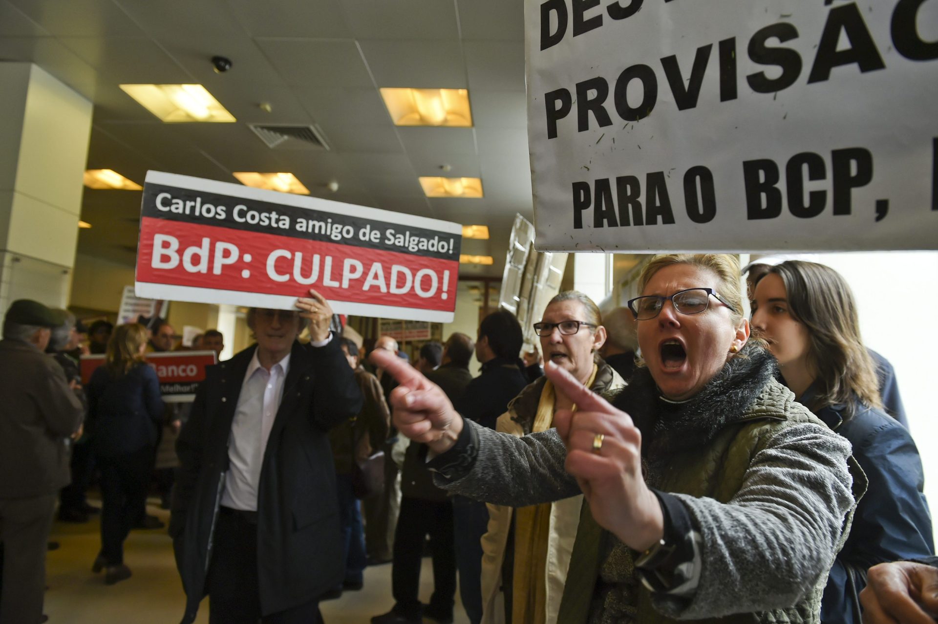 Depois do Novo Banco, clientes furiosos invadem mais duas dependências bancárias