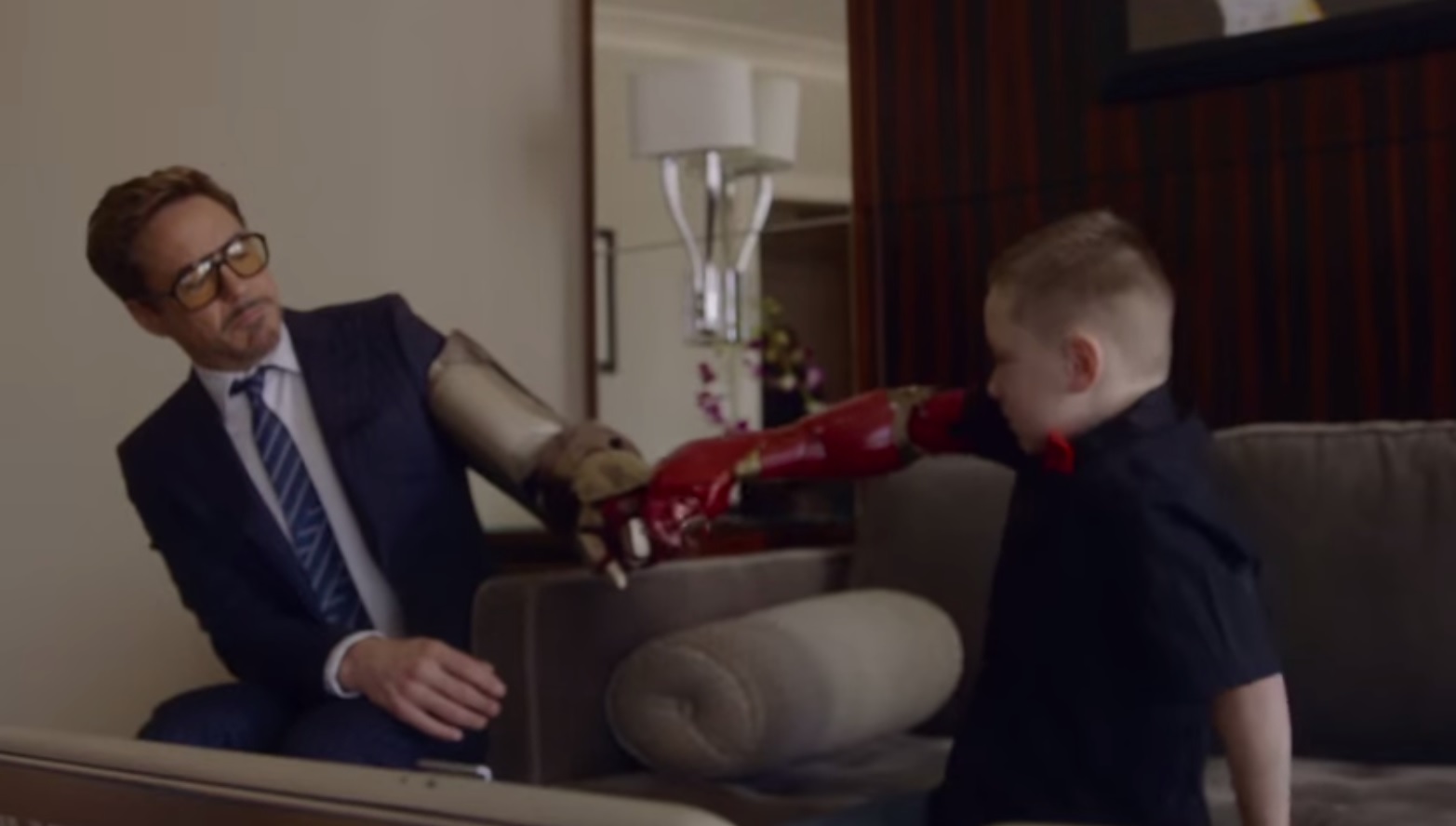 Iron Man faz surpresa a criança sem um braço [vídeo]