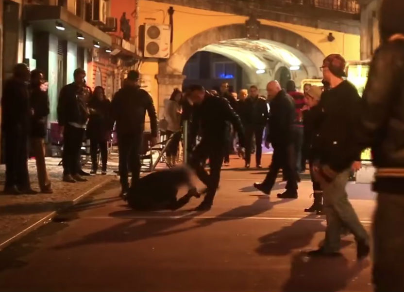 Vídeo do Público regista agressão violenta no Cais do Sodré