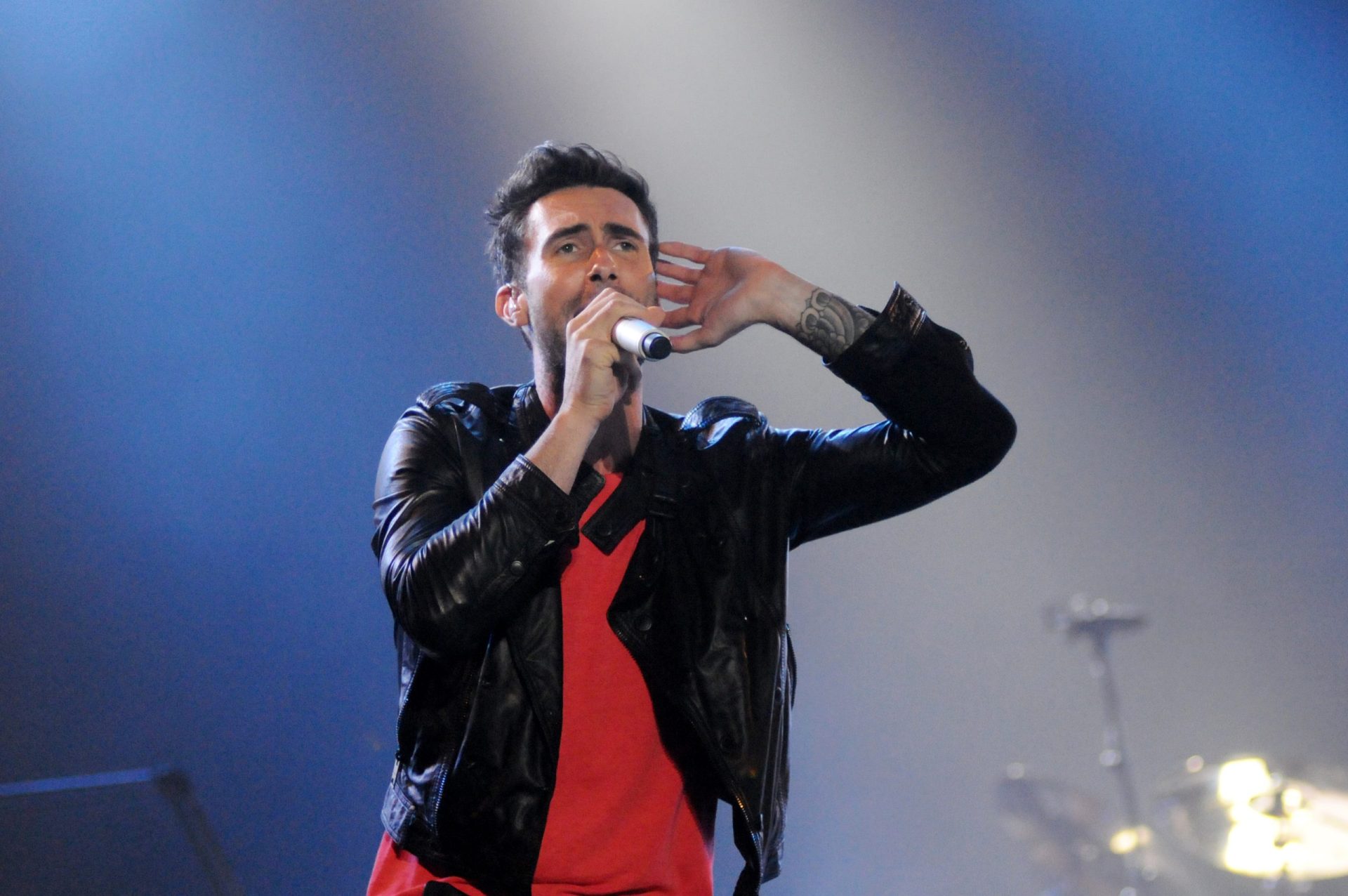 Adam Levine atinge fã com microfone durante concerto [vídeo]