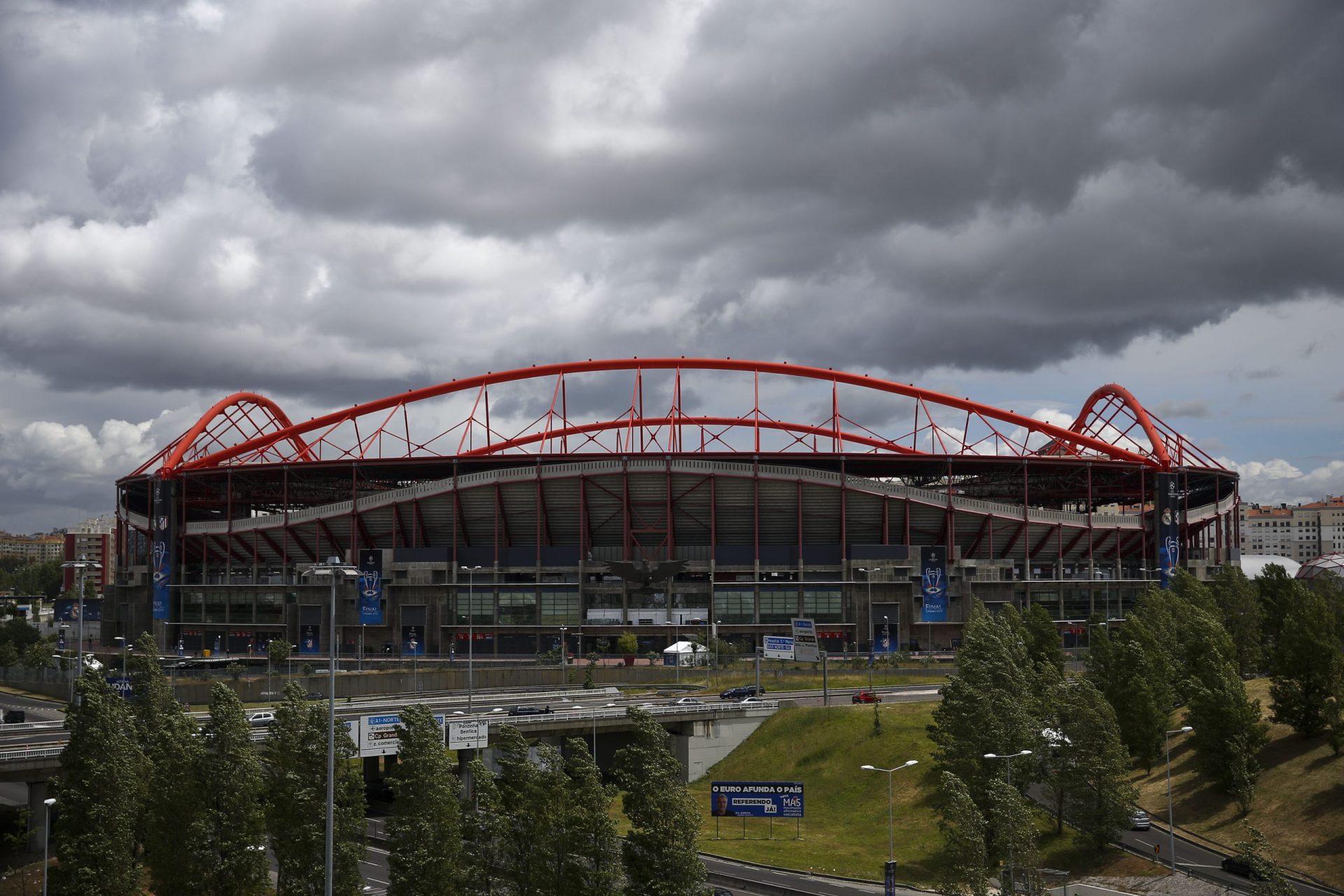 Assembleia aconselha Costa a retirar proposta de isenção ao Benfica