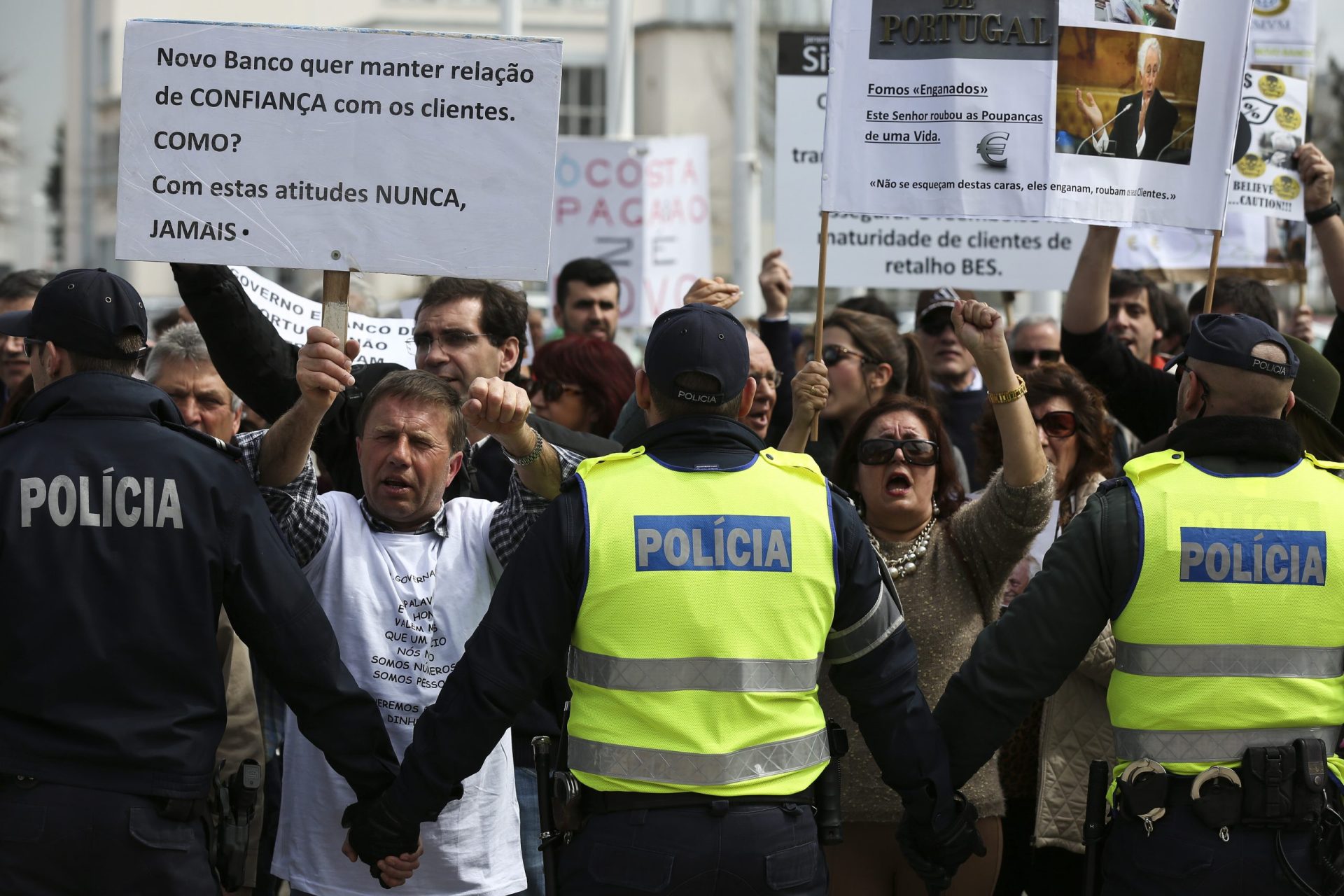 ‘Gatuno!’, gritam manifestantes à porta do governador do Banco de Portugal