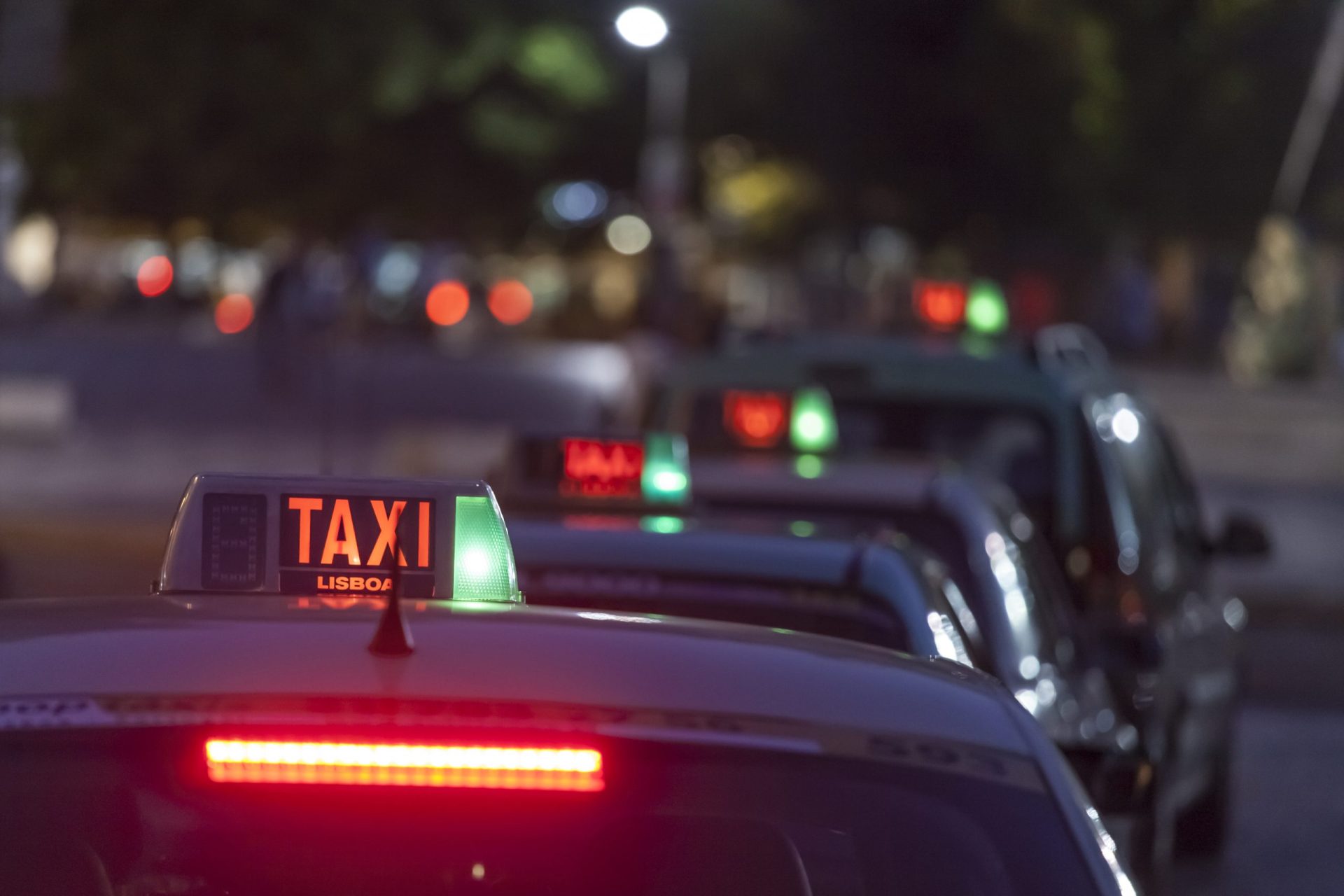 Taxistas em guerra com a ‘Uber’