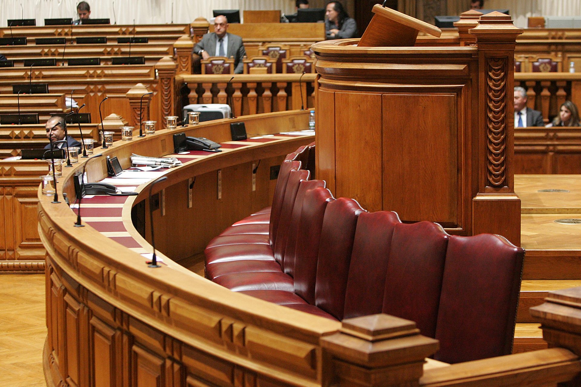 Falta de deputados da maioria adia votação das leis da programação militar