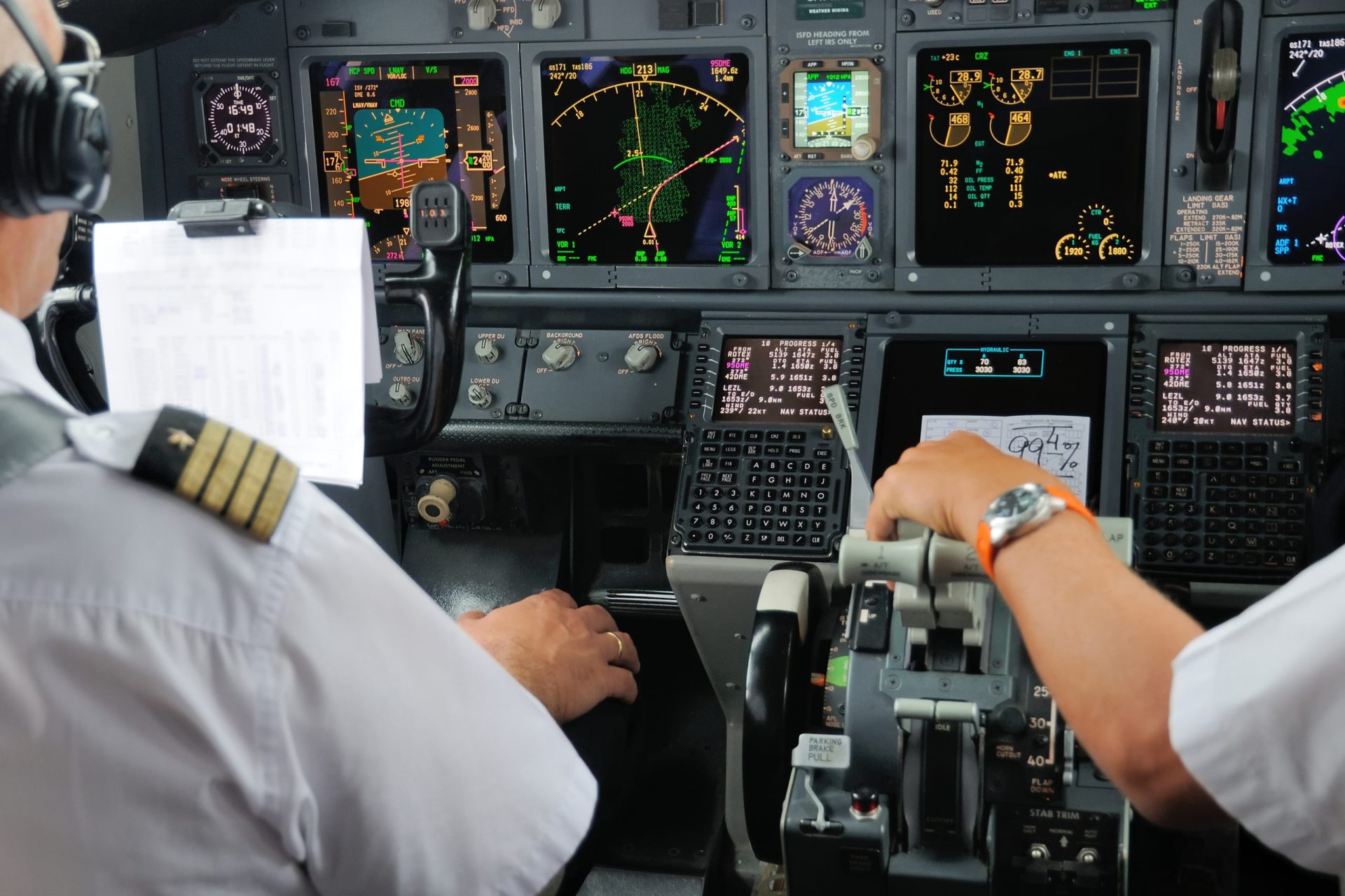 INAC obriga companhias a terem dois tripulantes no ‘cockpit’ em permanência