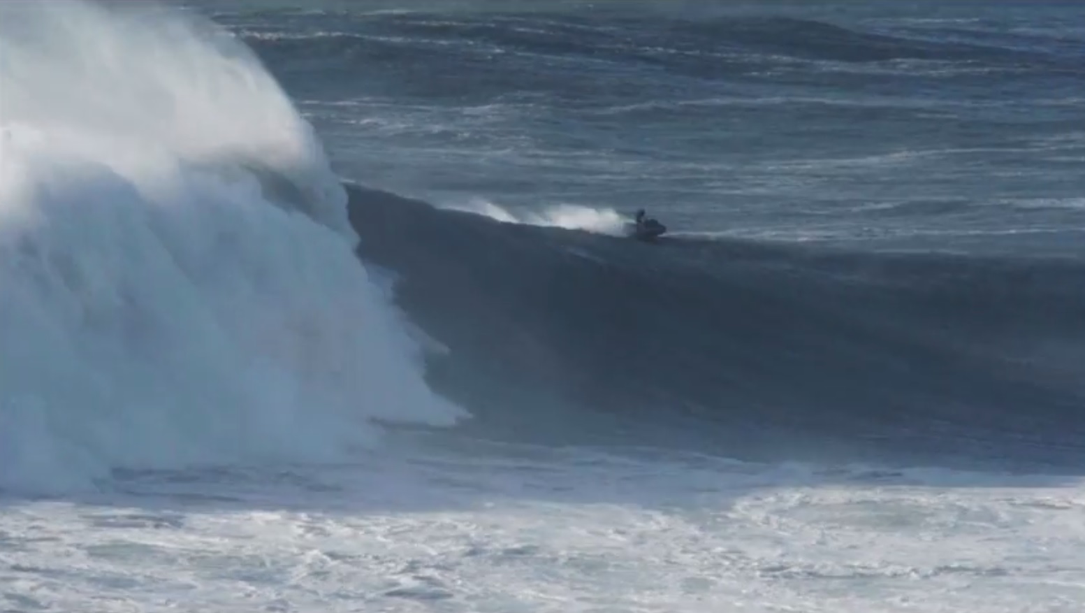 Há um surfista português candidato à maior onda do mundo em 2014 [vídeo]