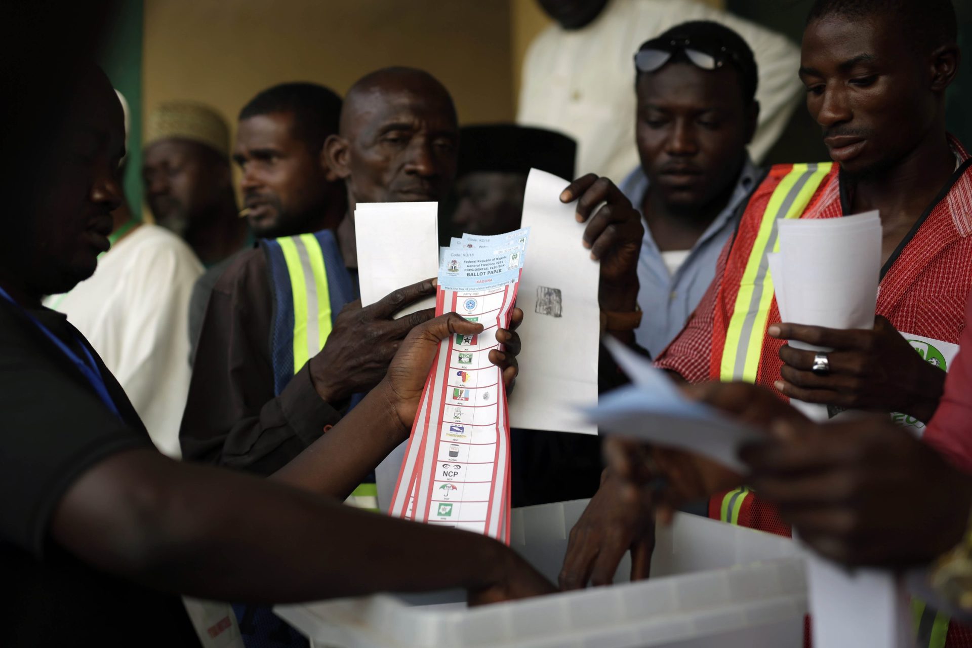 Nigéria: Pelo menos 15 pessoas mortas nas mesas de voto