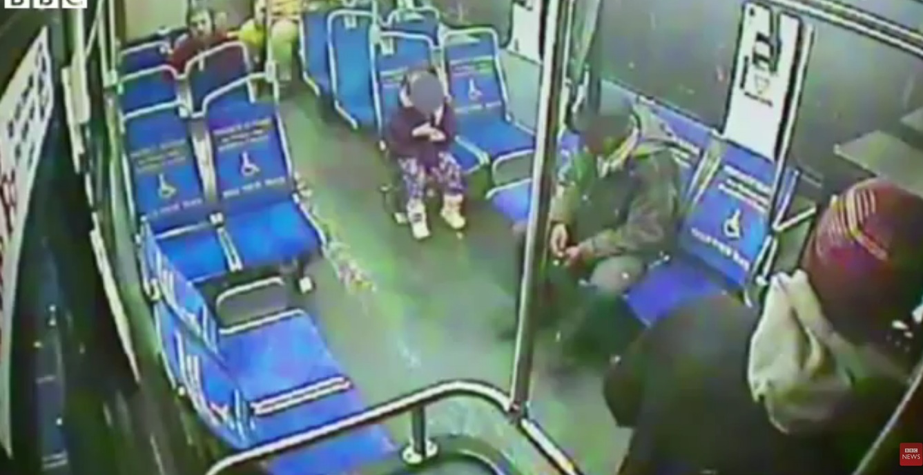 Menina apanha autocarro de madrugada para comprar um granizado [vídeo]