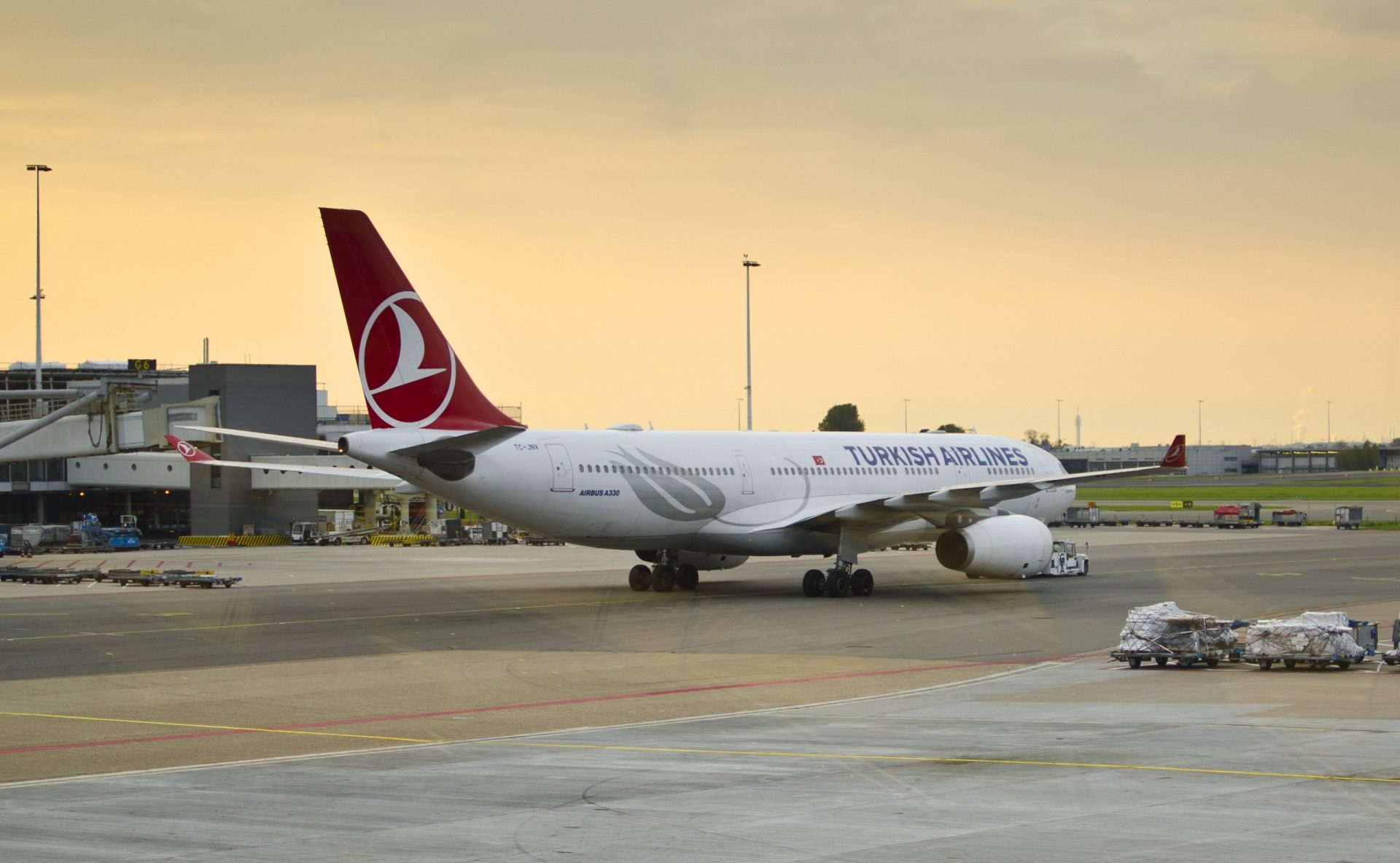 Boeing 777-300ER vai prosseguir viagem após aterragem de emergência