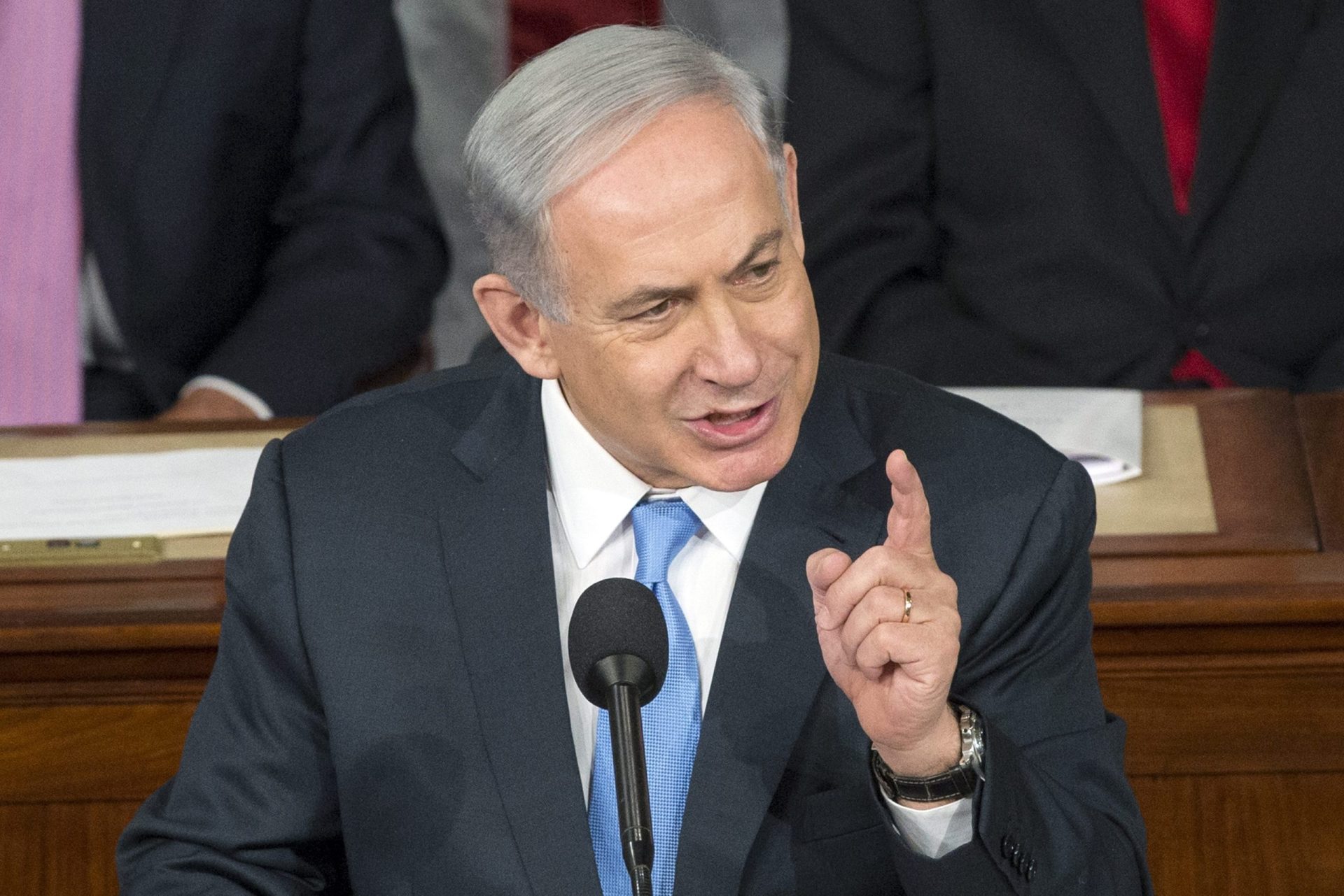 Líder da oposição israelita pede demissão de Netanyahu