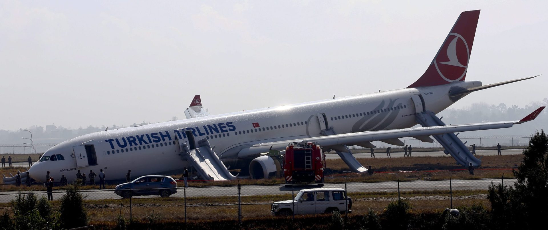 Avião da Turkish Airlines falha a pista e derrapa para o relvado no Nepal