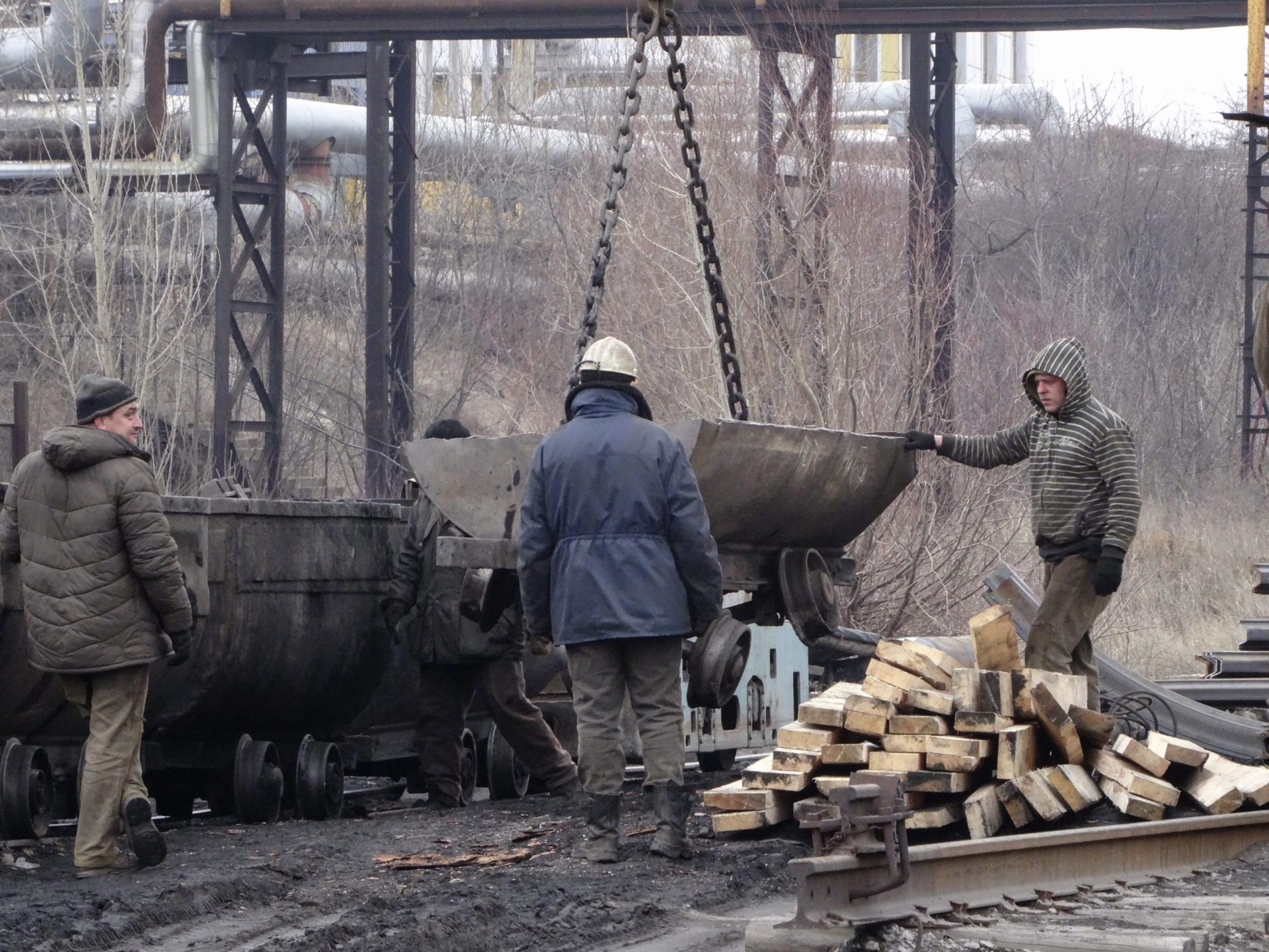 Explosão deixa 32 mineiros soterrados na Ucrânia