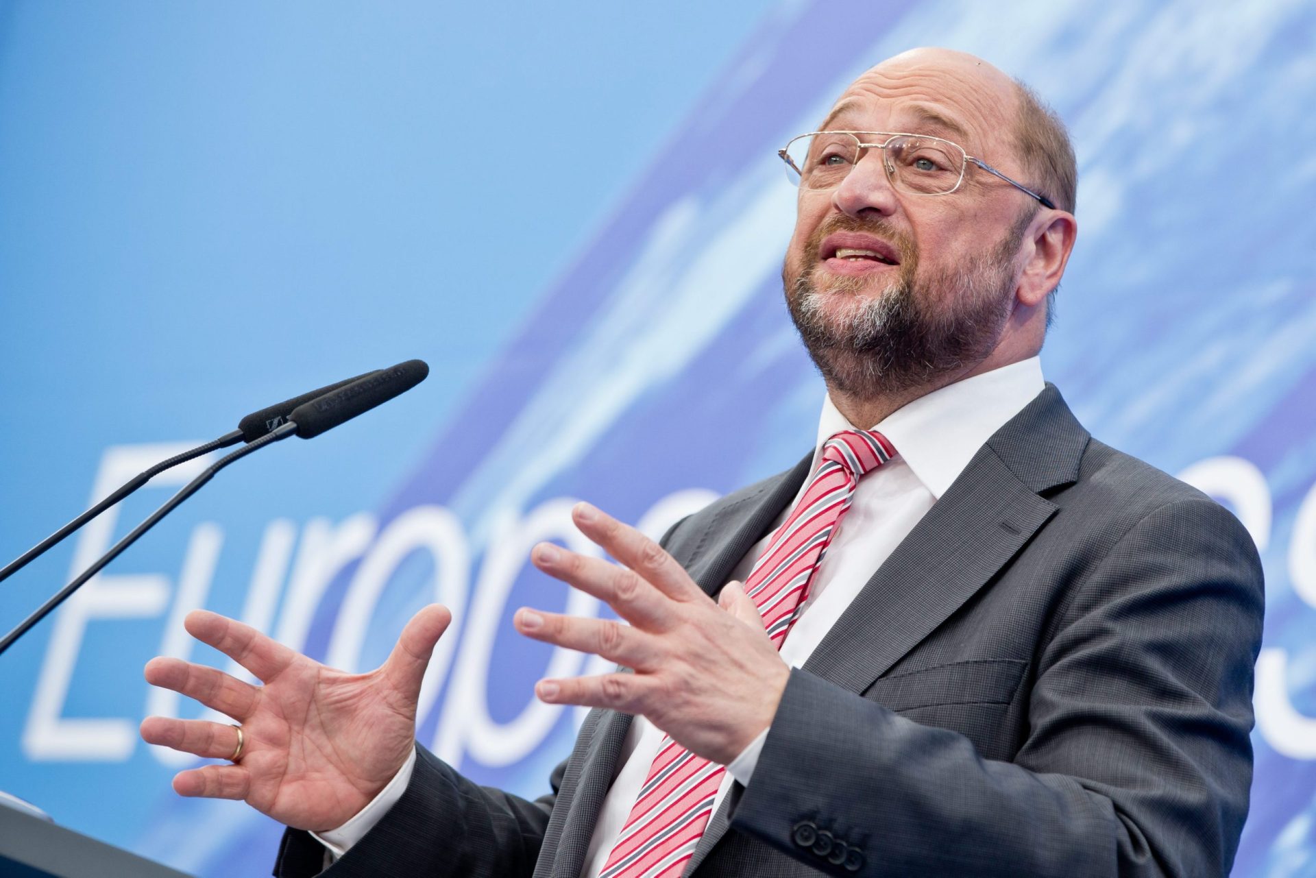 Schulz: Europa está a pedir sacrifícios às pessoas para salvar bancos