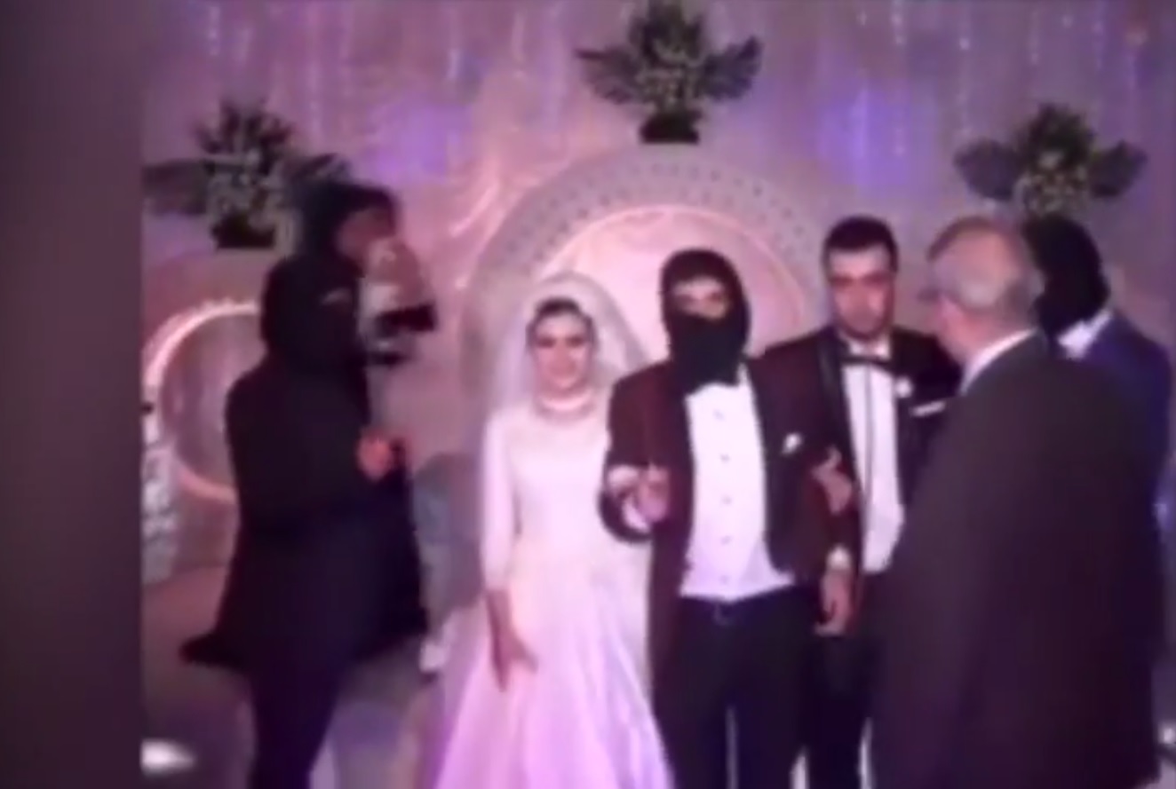 Noivos egípcios fazem casamento temático com Estado Islâmico [vídeo]