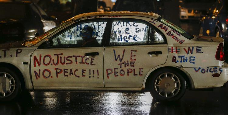 Polícia de Ferguson novamente acusada de racismo em relatório