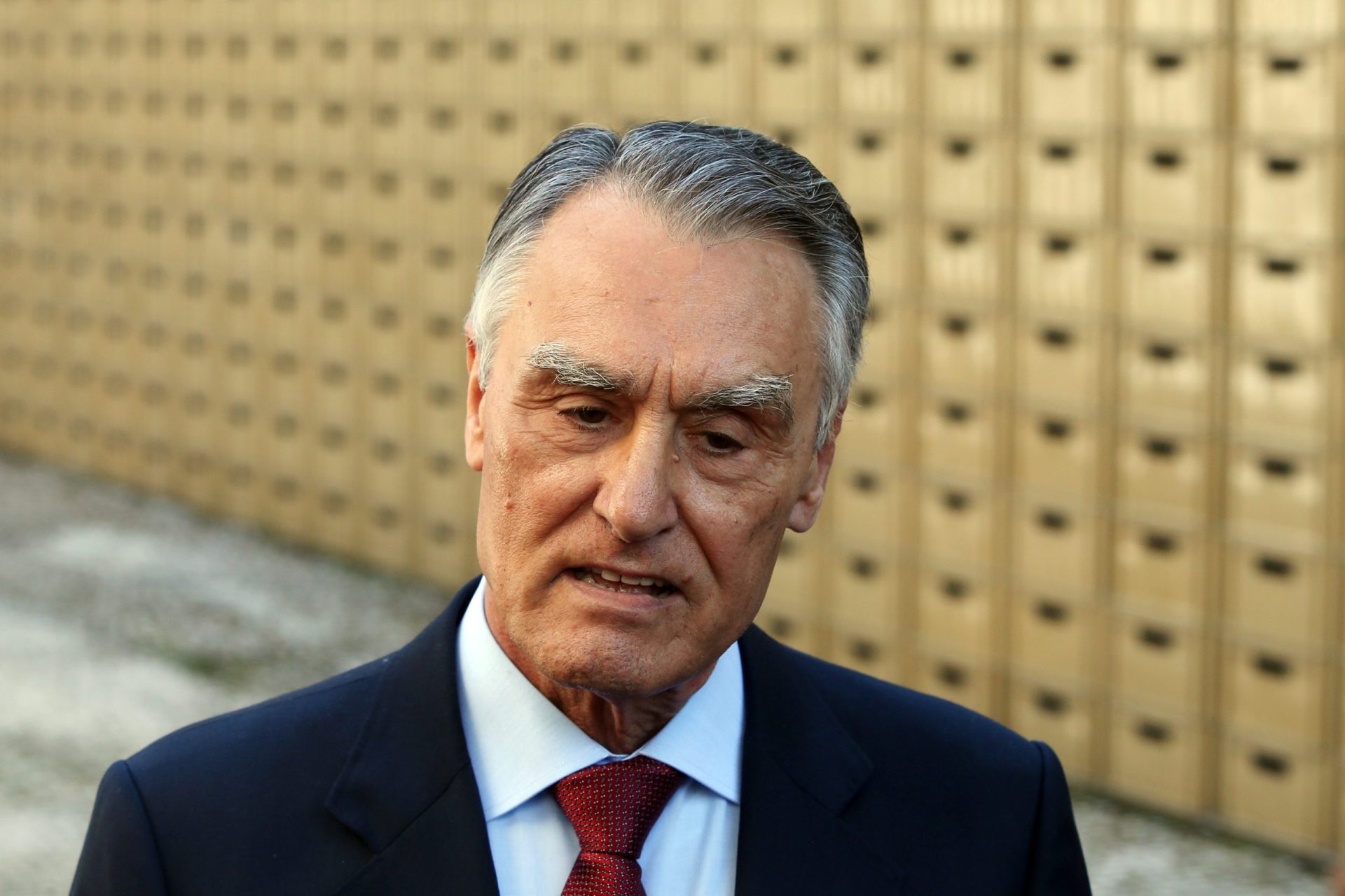 Cavaco Silva afasta-se de caso das dívidas de Passos