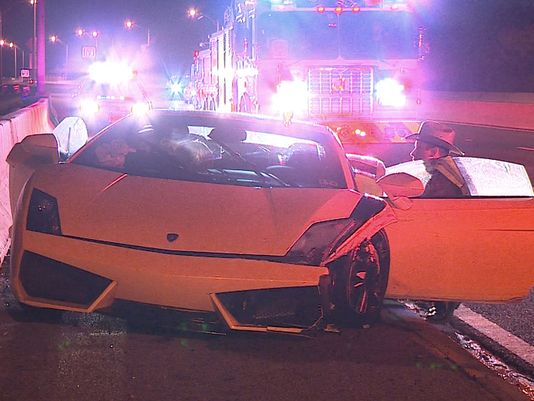 Condutor abandona Lamborghini à beira da estrada [vídeo]