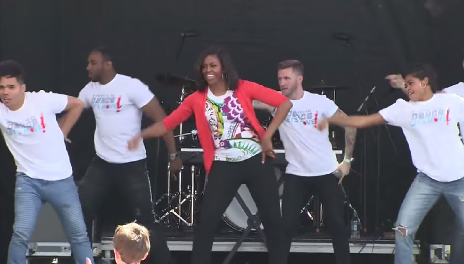 Michelle Obama dá um ‘pézão’ de dança [vídeo]