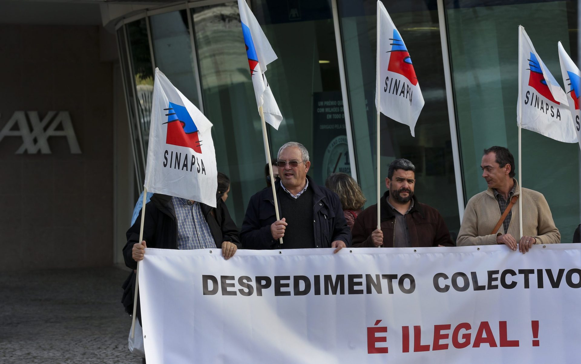Trabalhadores da Axa protestaram contra despedimento colectivo