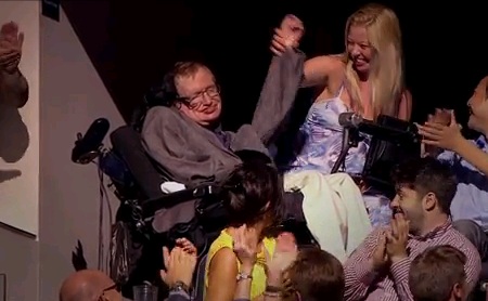 Stephen Hawking ‘canta’ música dos Monty Python