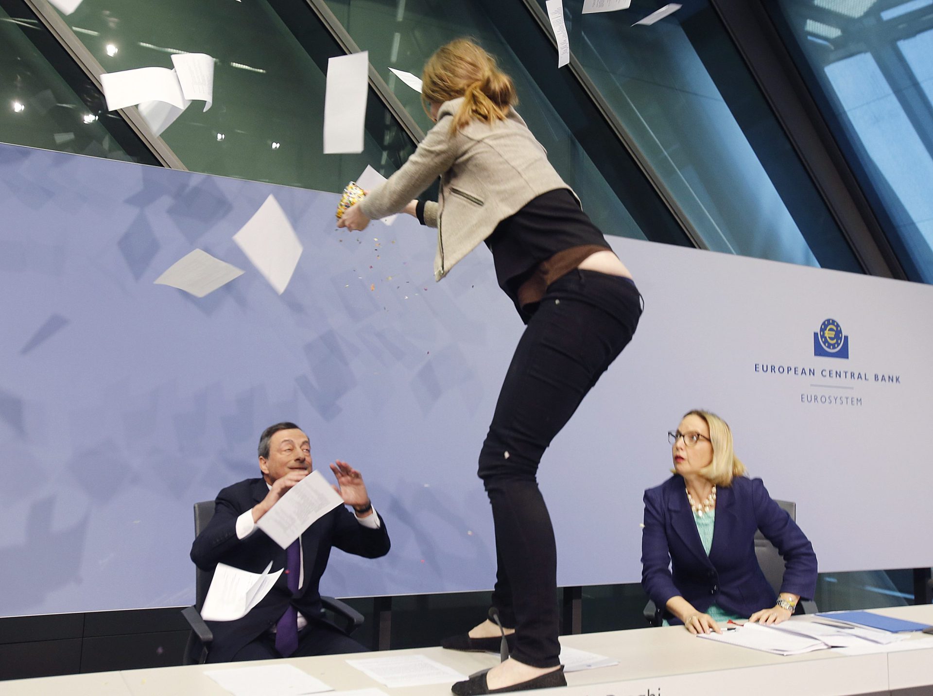 Activista atinge Draghi durante conferência de imprensa [vídeo]