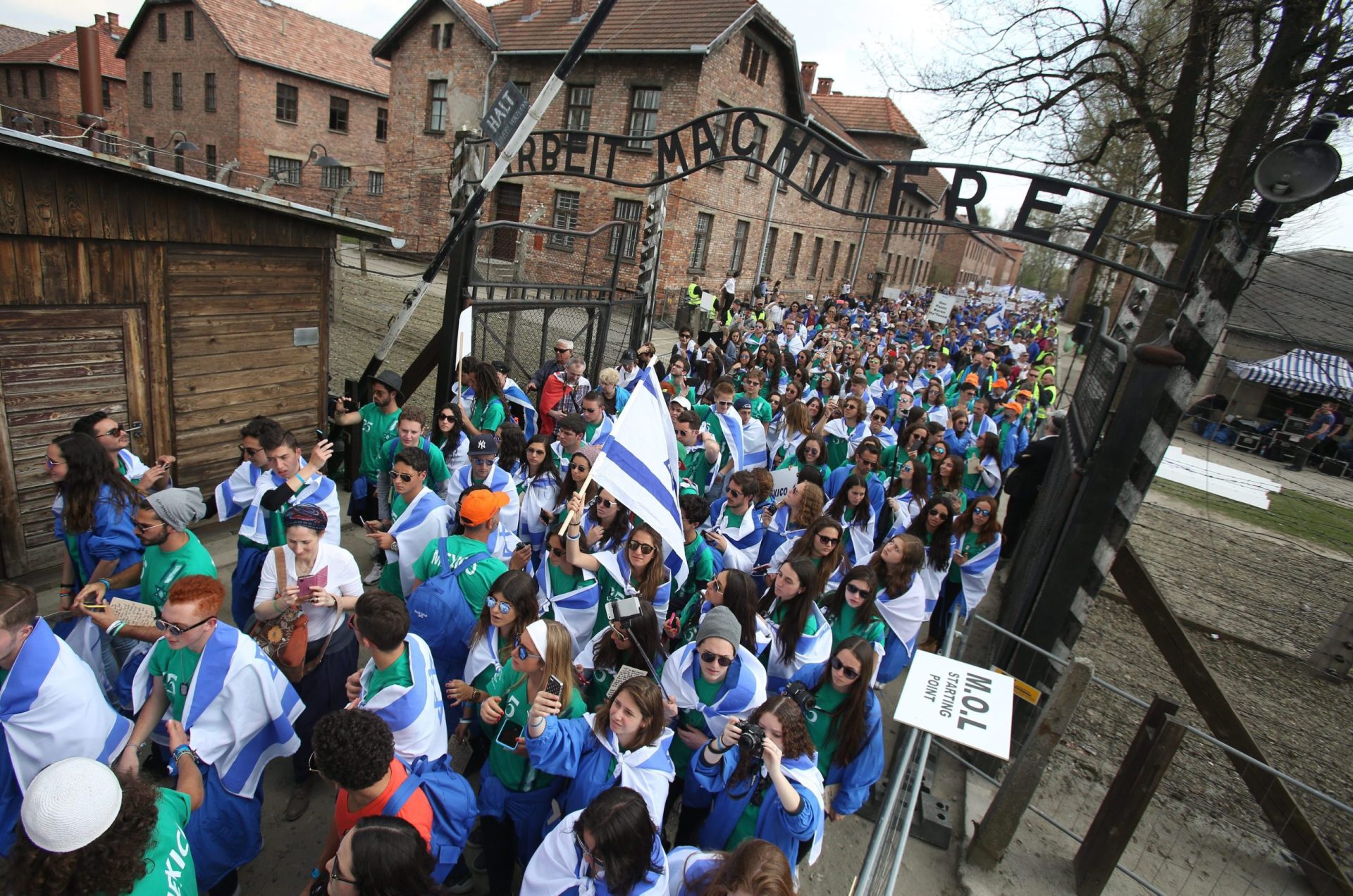 Milhares de jovens marcham em Auschwitz