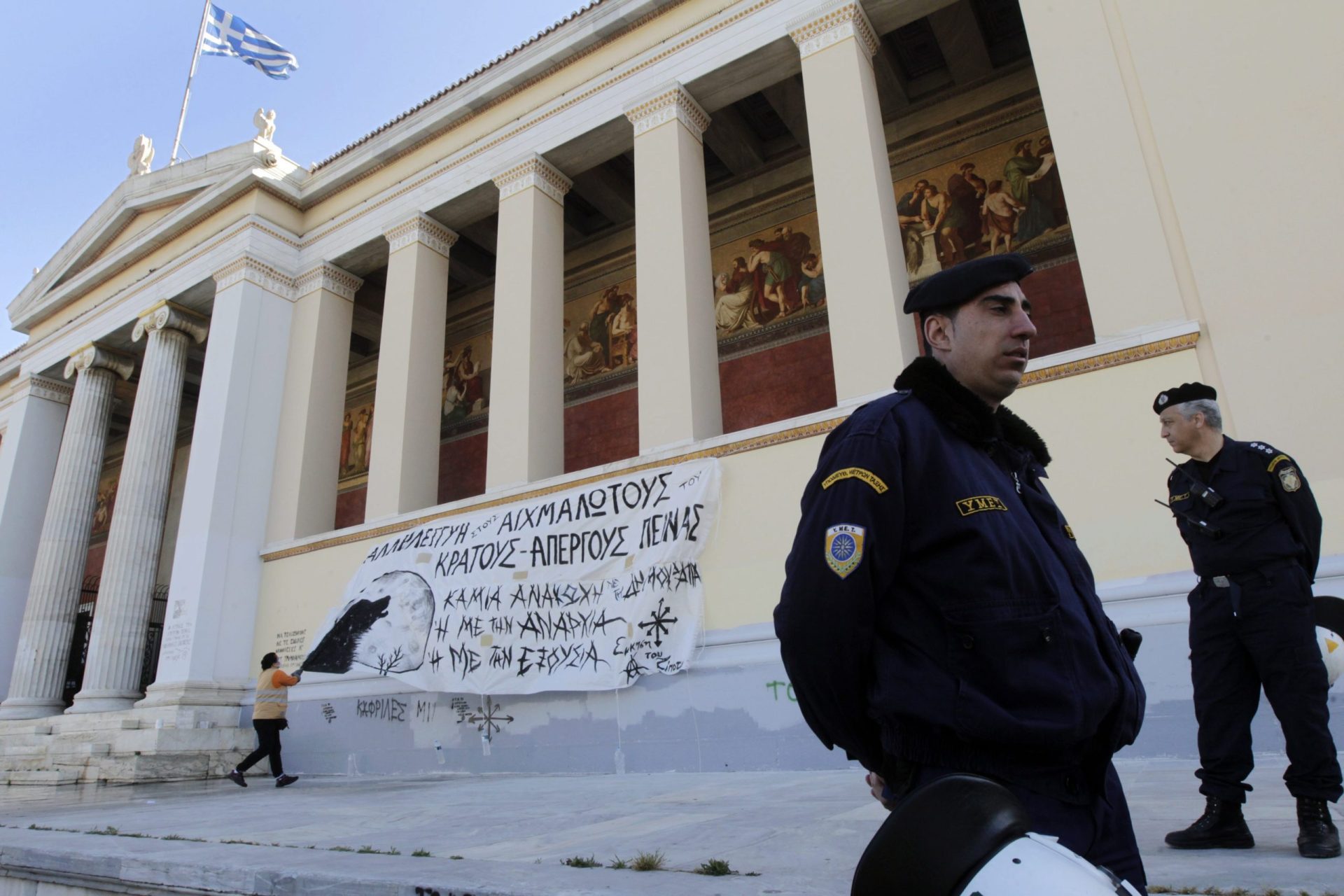 14 pessoas detidas em acção de despejo da Universidade de Atenas